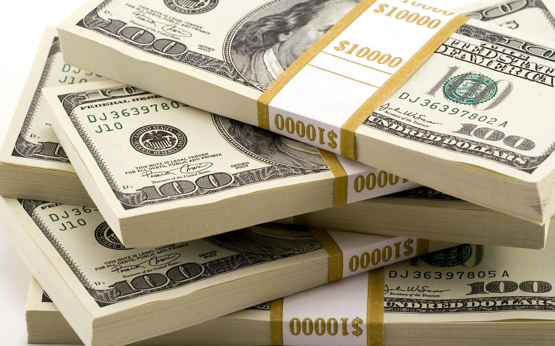 金錢 桌布 壁紙 — 一疊疊捆綁好的100美元鈔票高高堆起，背景是純白色。