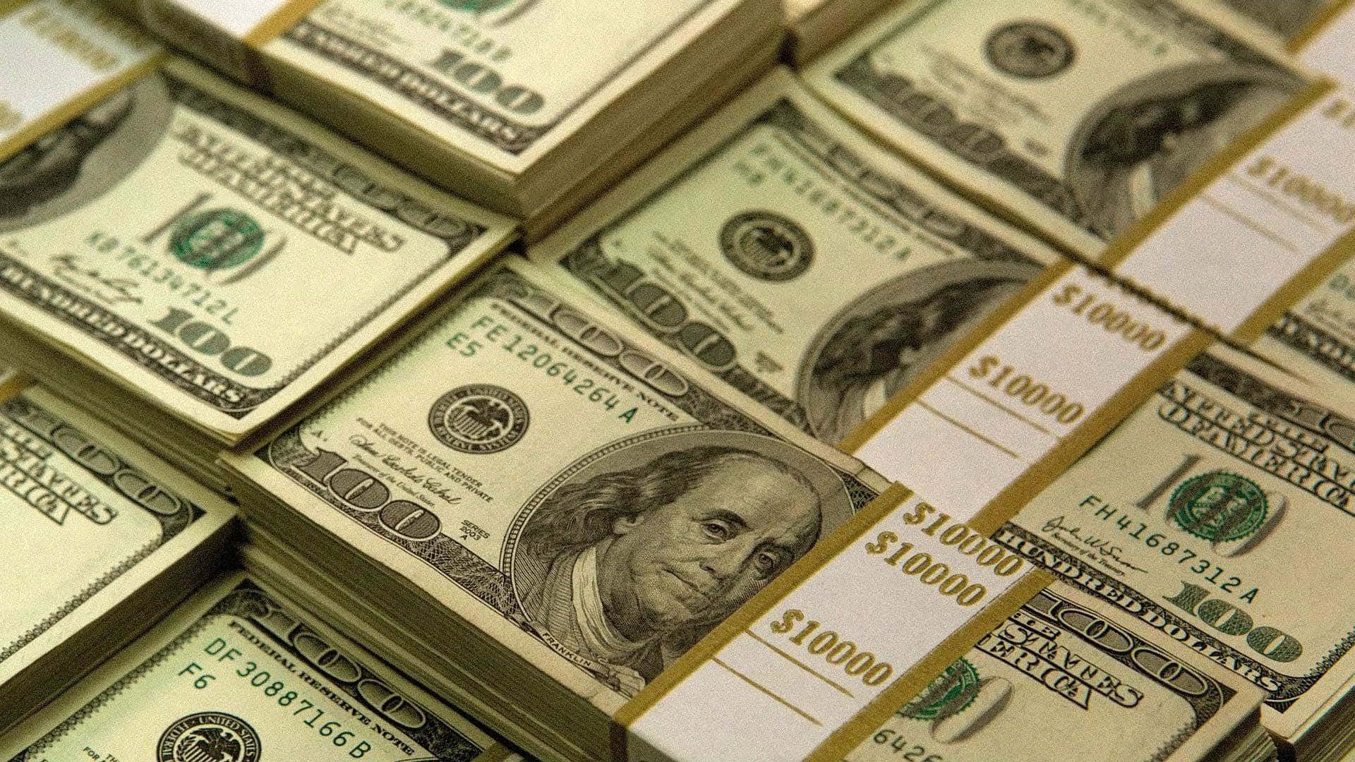 dollar 桌布 壁紙 — 一疊疊捆綁的100美元鈔票排列成密集、有紋理的堆疊，可見序號和班傑明·富蘭克林的肖像。