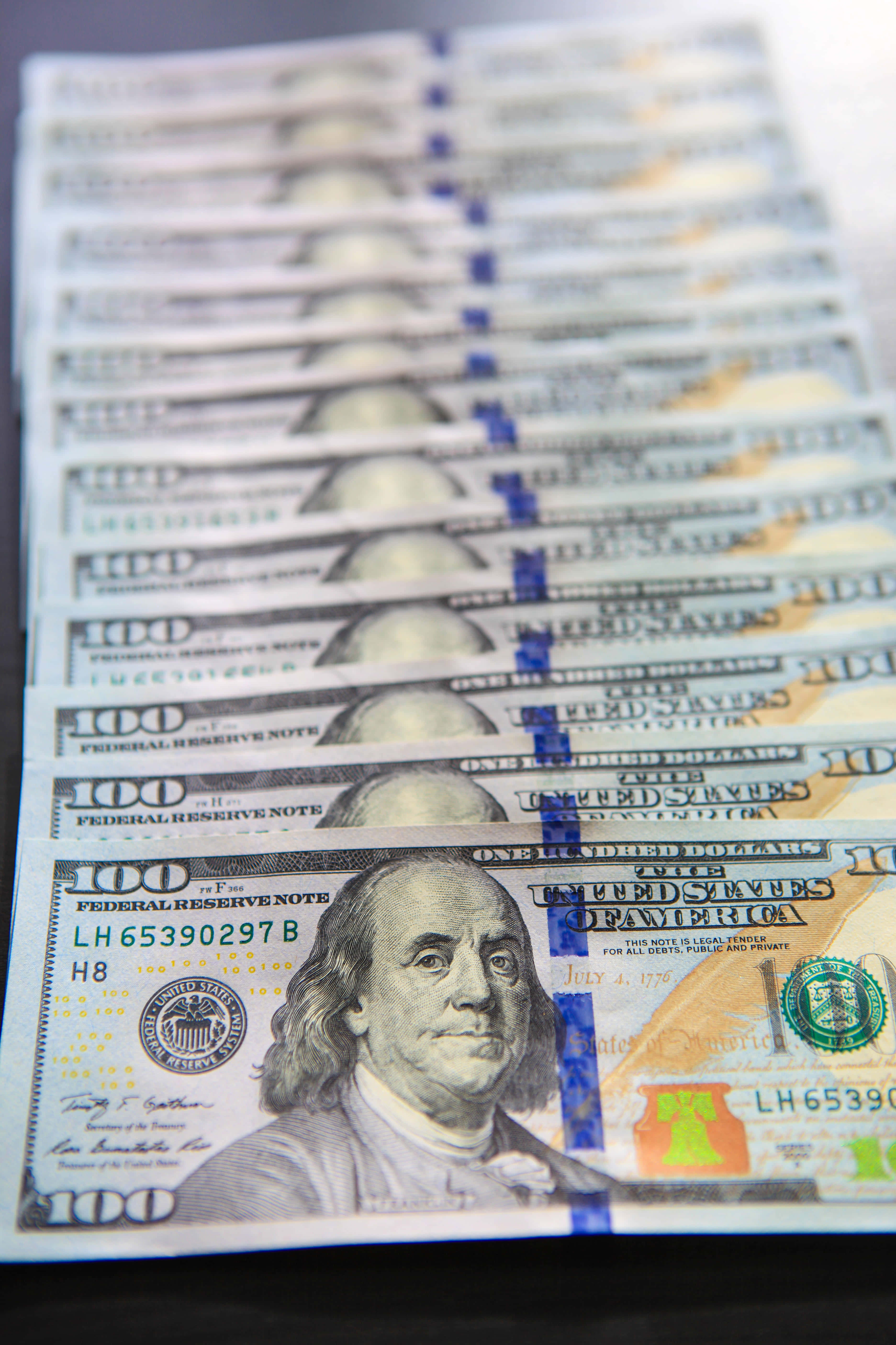 Money 桌布 壁紙 — 一疊疊清脆的百元美鈔用藍色綁帶捆紮，淺景深效果。