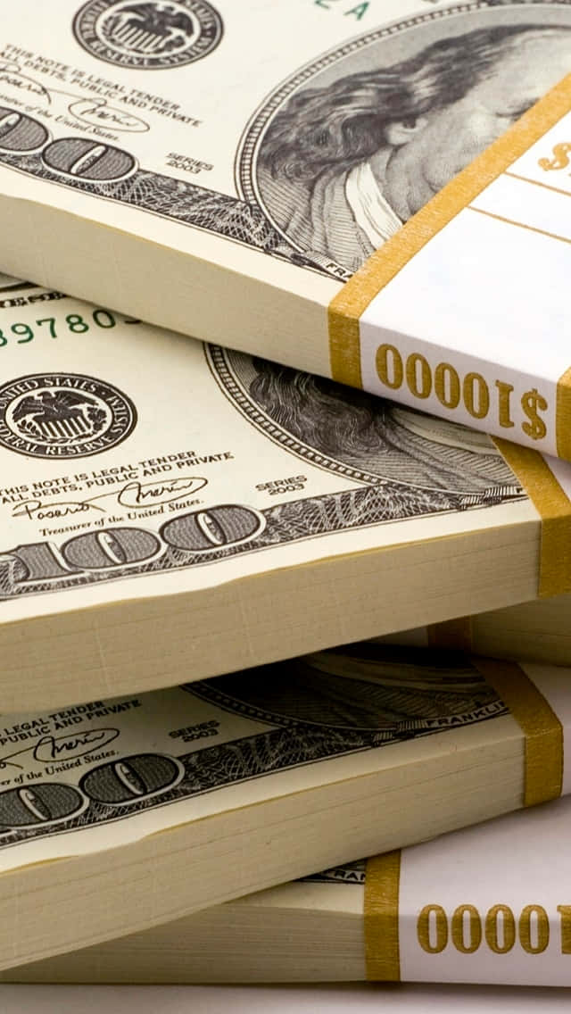 dollar 桌布 壁紙 — 一疊疊用金色帶子捆綁的百元美鈔，帶有詳細的美國貨幣設計。