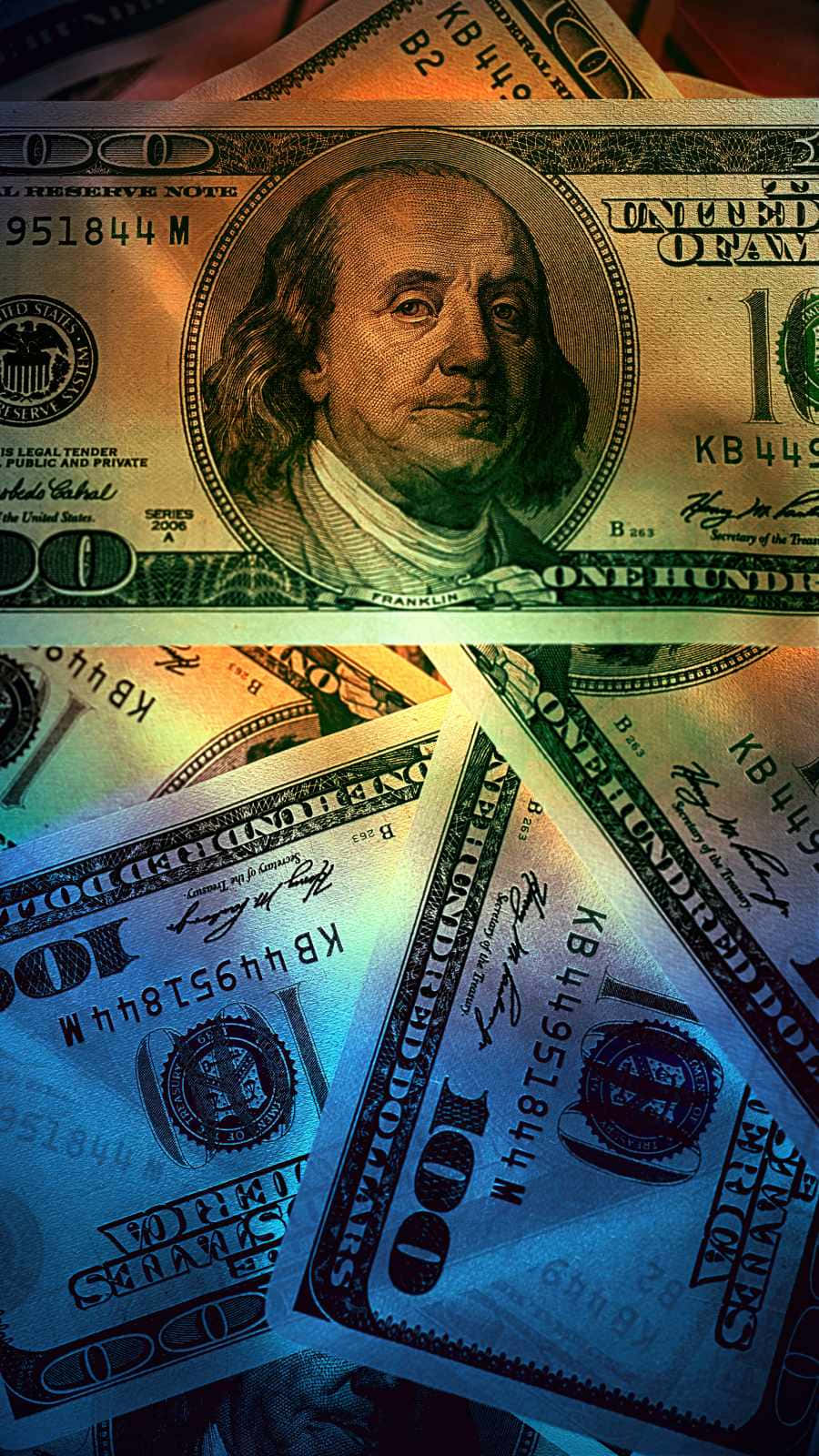 dollar 桌布 壁紙 — 一疊疊百元美鈔在溫暖金色和冷藍色燈光下閃耀，營造出戲劇性的金融主題。
