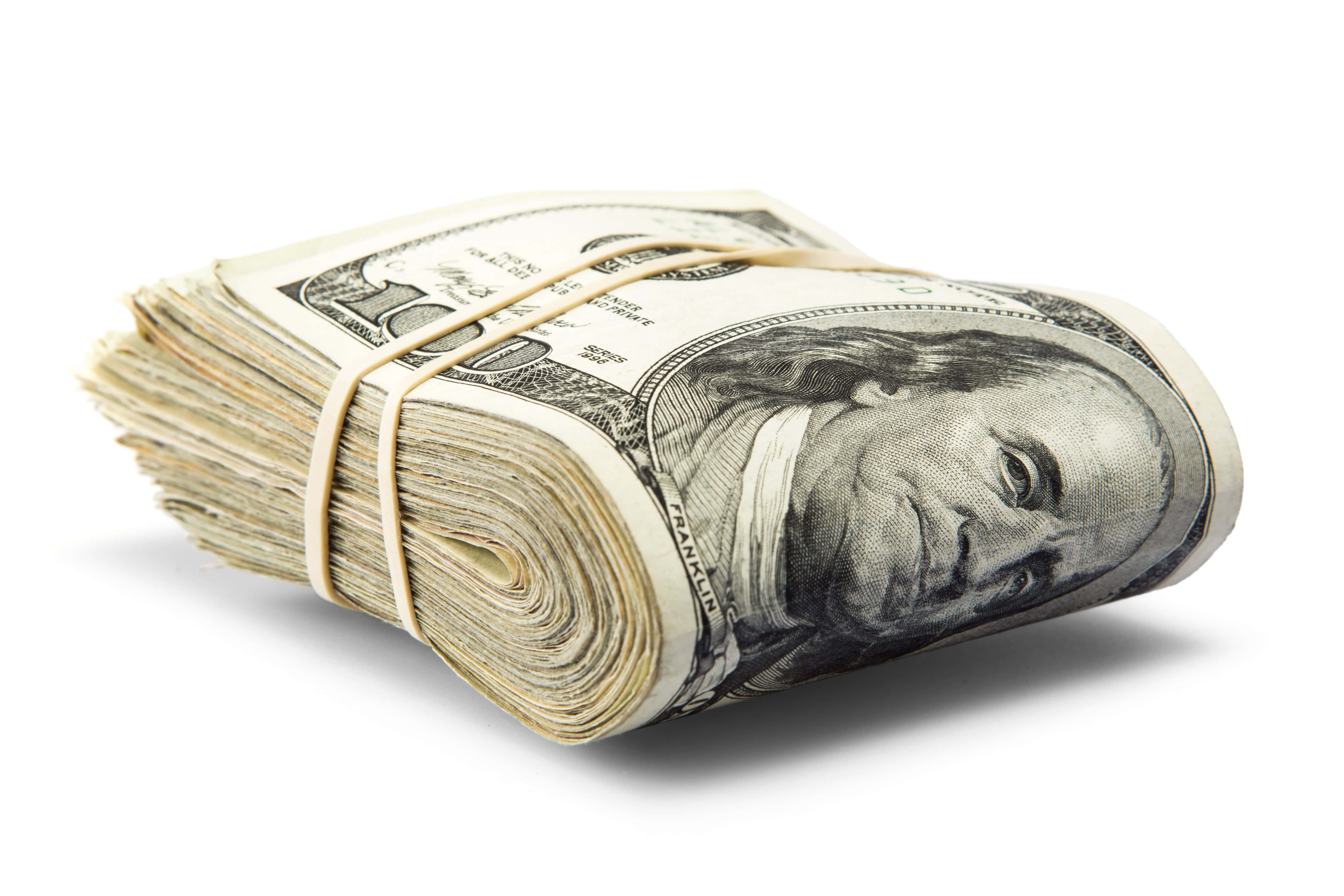 Money 桌布 壁紙 — 一疊緊密捆綁的美國一百美元鈔票，班傑明·富蘭克林的肖像在純白背景下突出顯示。