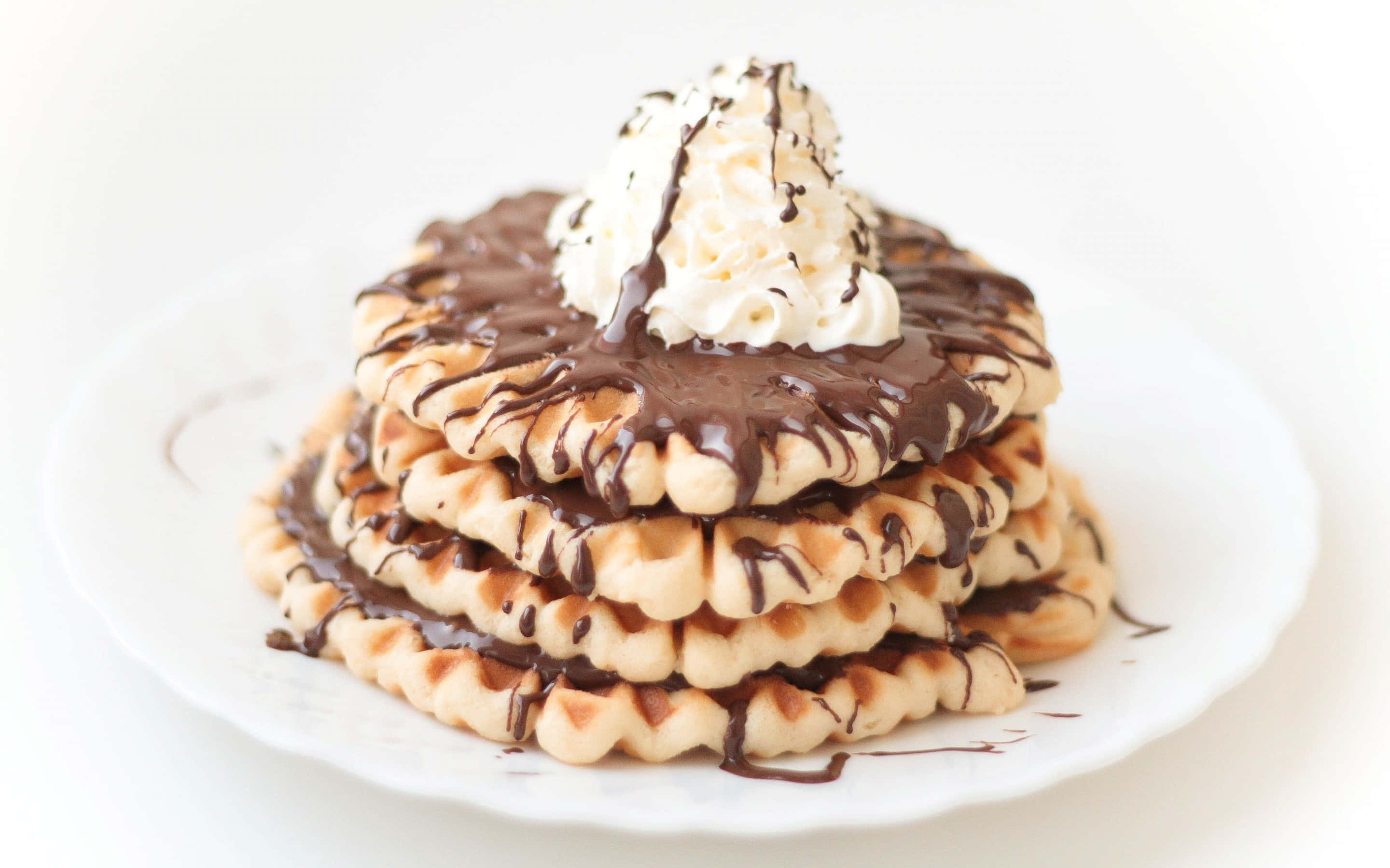 Waffle 桌布 壁紙 — 一疊高高的金黃色鬆餅，淋上濃郁的巧克力醬，再配上一球鮮奶油。