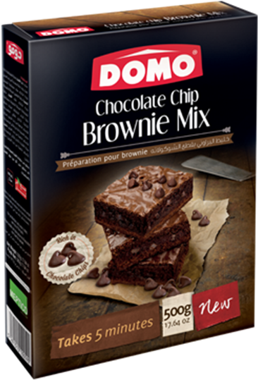 布朗尼 桌布 壁紙 — 一盒Domo巧克力豆布朗尼混合粉，展示堆疊的軟心巧克力豆布朗尼，放在質樸的木質表面上。