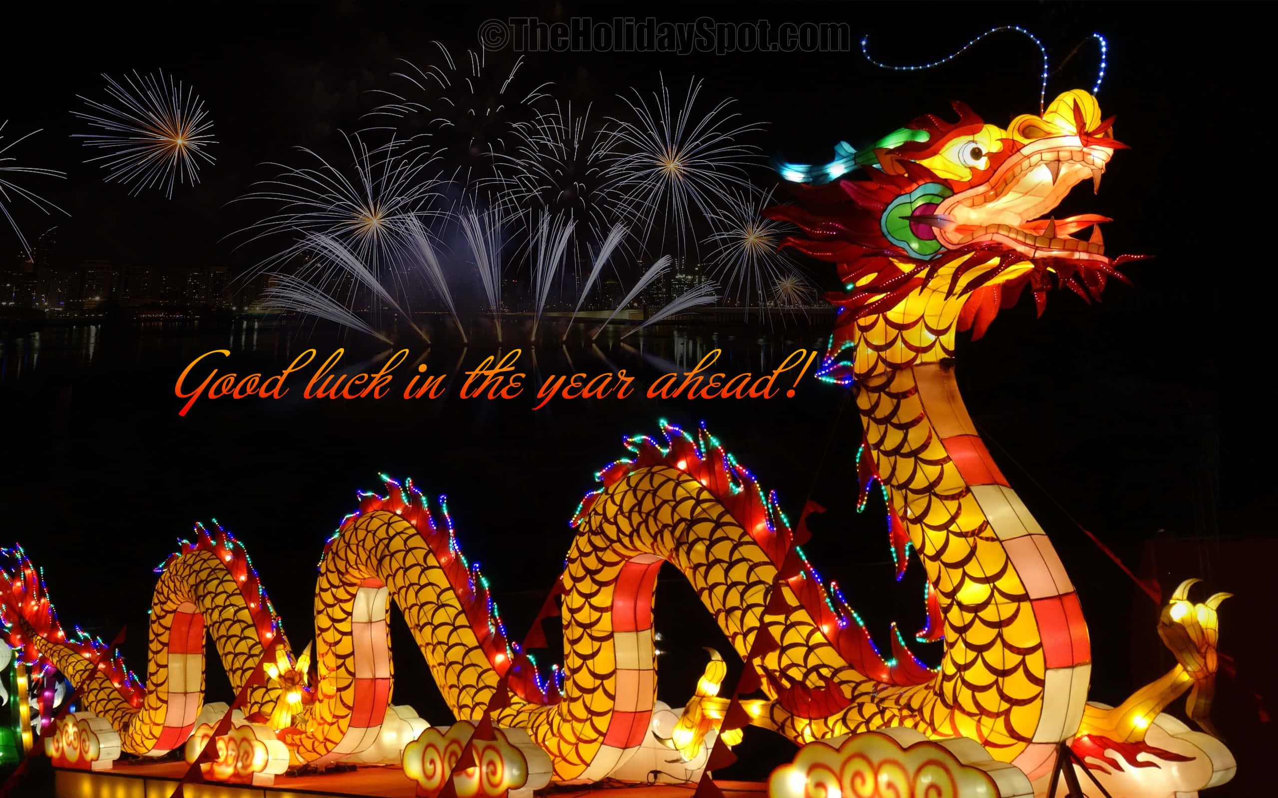 Chinese New Year 2022 桌布 壁紙 — 一盞充滿活力的發光龍燈籠在夜空中閃耀，夜空佈滿了在水面上閃爍的煙火。