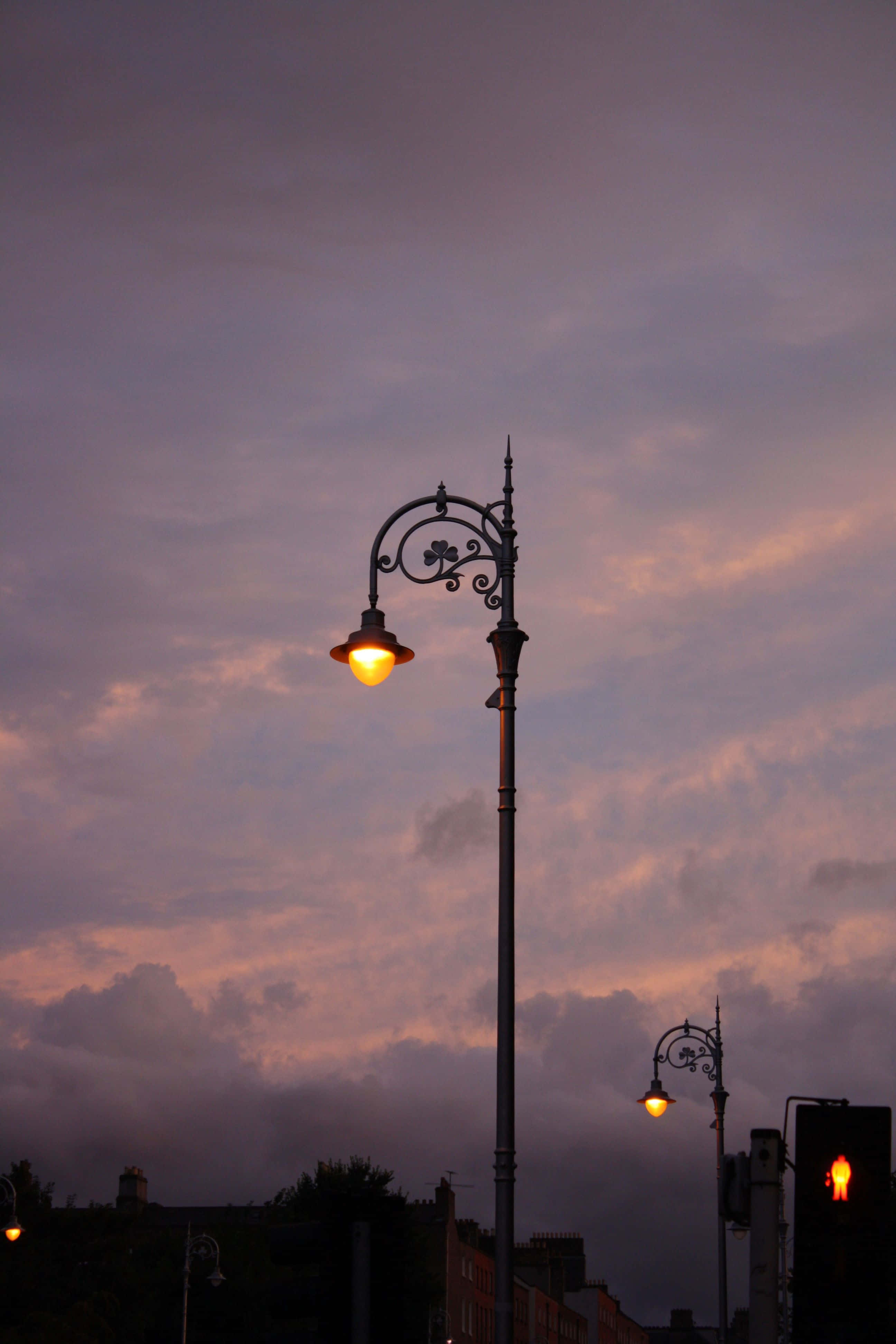 Street Light 桌布 壁紙 — 一盞復古路燈在暮色天空下散發溫暖光芒，天空染上柔和的紫色與粉紅色。