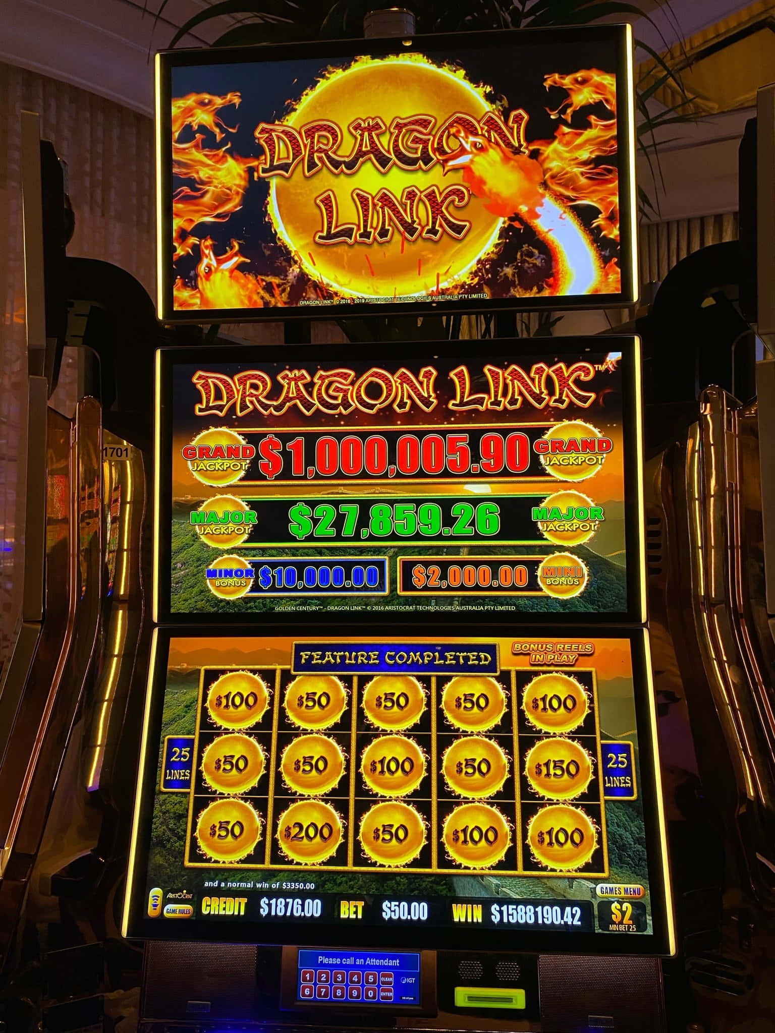 Slot Machine 桌布 壁紙 — 一盞明亮的龍主題老虎機顯示發光的累積獎金和完成的功能，帶有中獎符號。