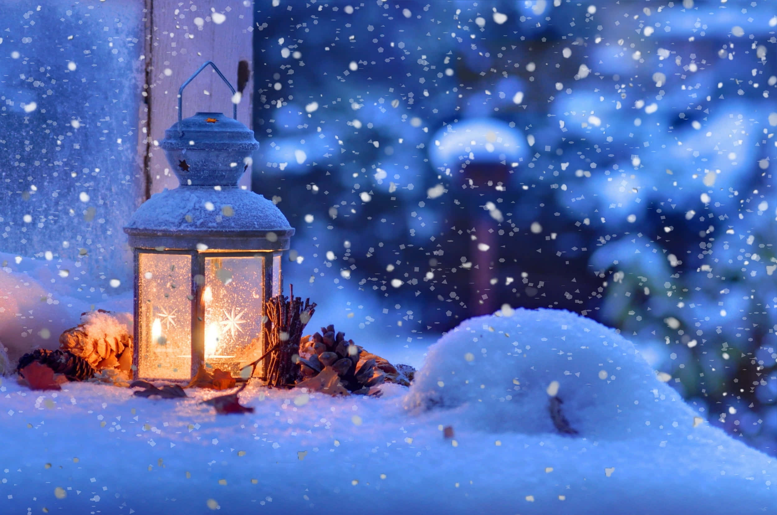 美學 桌布 壁紙 — 一盞發光的燈籠在雪地上投射出溫暖的光芒，雪花在藍色的冬日暮色中飄舞。