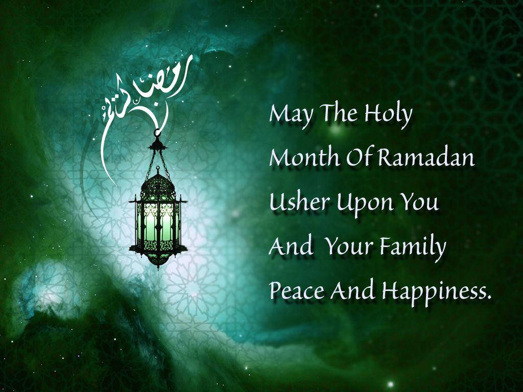 Ramadan 桌布 壁紙 — 一盞發光的燈籠懸掛在神秘的綠色星雲背景前，帶有阿拉伯書法和齋月祝福語。