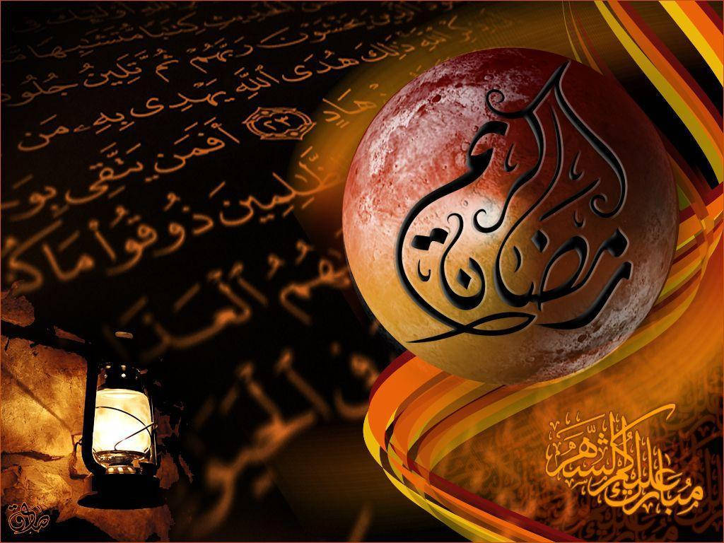 Ramadan 桌布 壁紙 — 一盞發光的燈籠照亮了在黑暗背景下圍繞紋理月球旋轉的複雜阿拉伯書法。