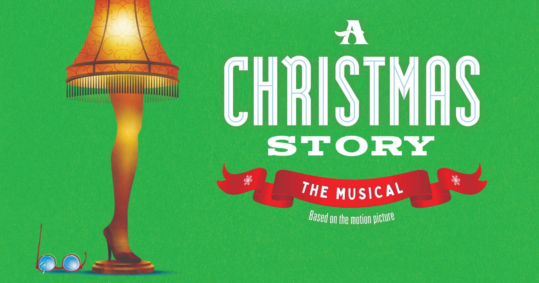 a christmas story 桌布 壁紙 — 一盞發光的腿形燈高高聳立在充滿活力的綠色背景上，並以粗體白色文字宣佈「A Christmas Story The Musical」。