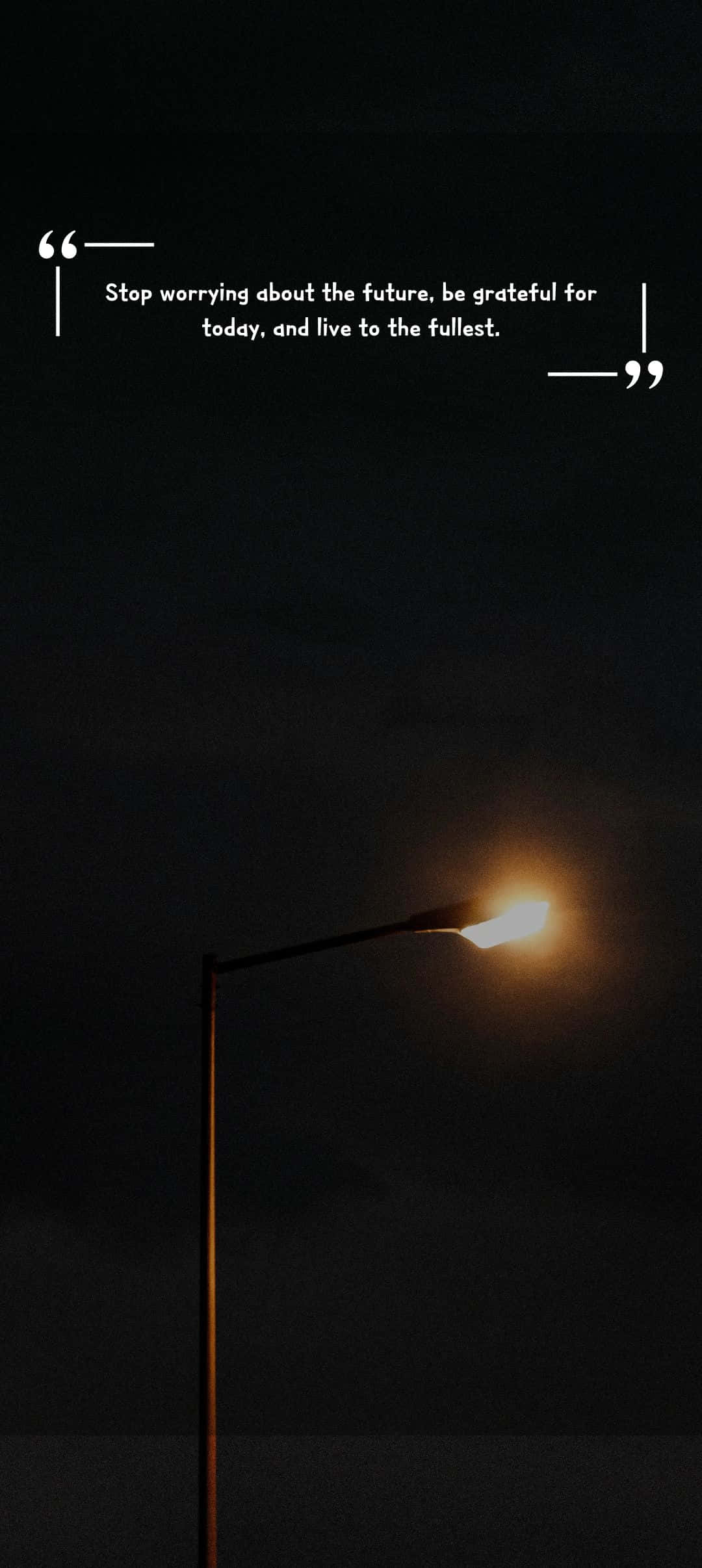 1080x2412 桌布 壁紙 — 一盞發光的街燈穿透黑暗的夜空，在黑色背景上投射出溫暖的光線，並帶有鼓舞人心的語錄疊加。