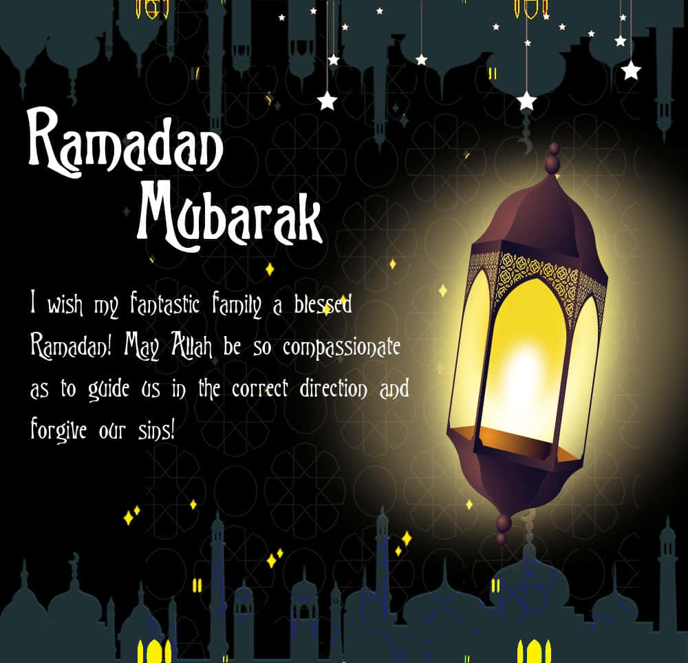 Ramadan 桌布 壁紙 — 一盞發光的齋月燈籠照亮了黑暗的天空，上方是帶有星星圖案和節日文字的剪影清真寺圓頂和宣禮塔。