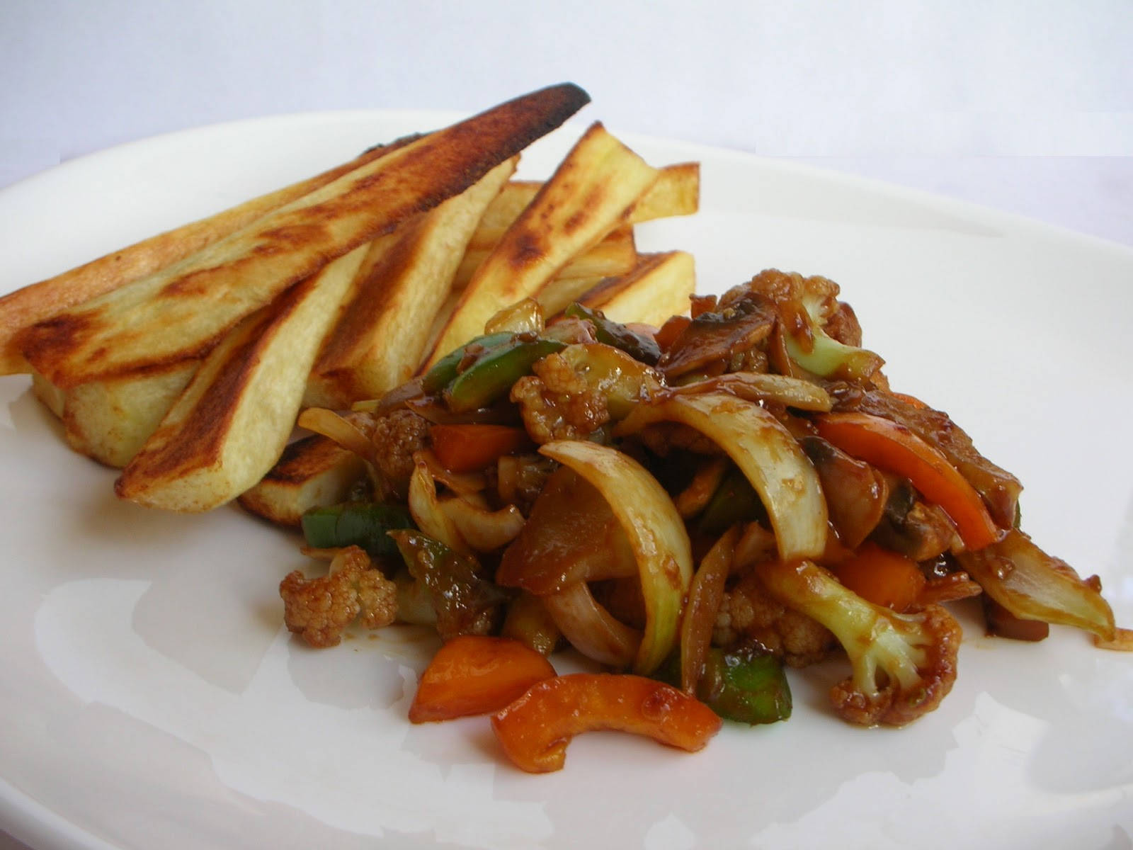 Vegetables 桌布 壁紙 — 一盤光澤的炒蔬菜和肉，搭配金黃烤薯角。