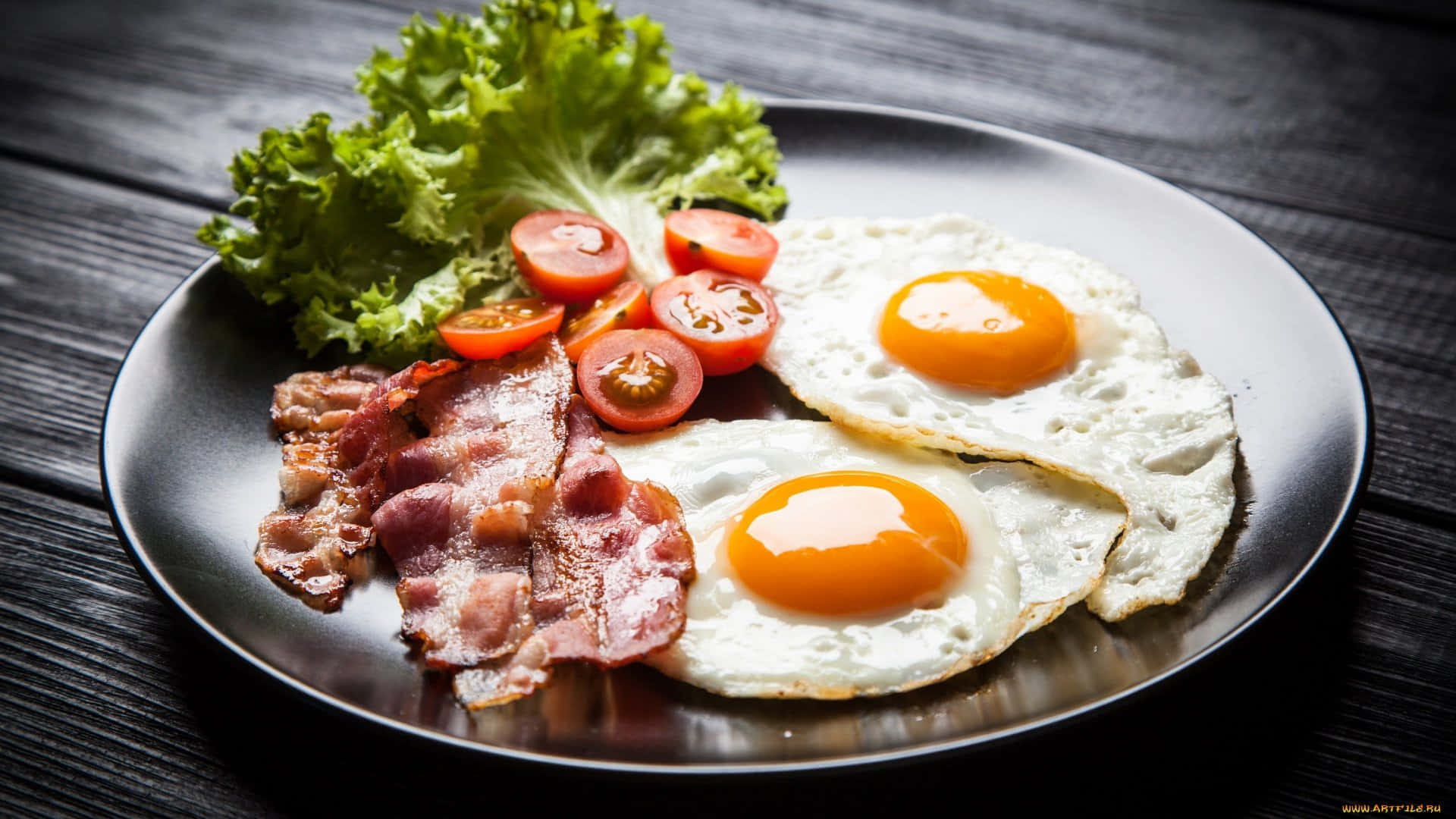 bacon 桌布 壁紙 — 一盤太陽蛋、脆培根、櫻桃番茄和生菜放在深色木桌上。