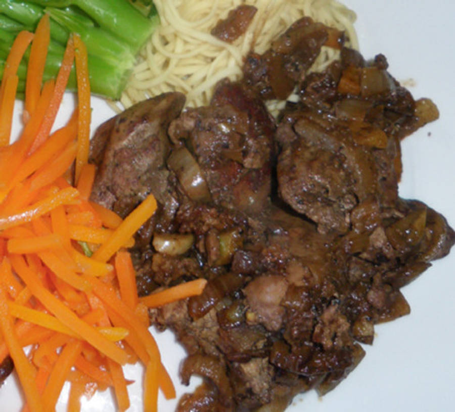 meat 桌布 壁紙 — 一盤濃郁的棕色燉肉配洋蔥，搭配麵條、青豆和鮮橙色刨絲胡蘿蔔。