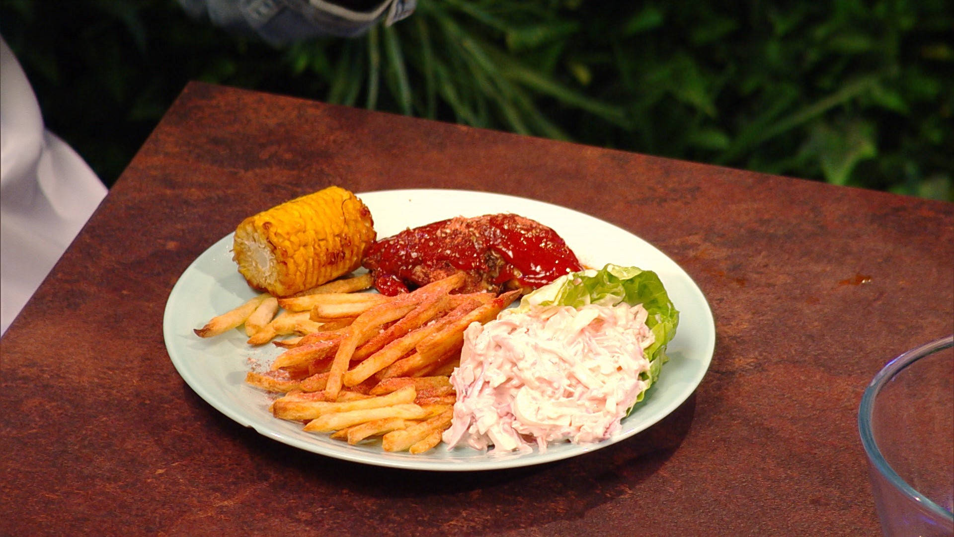 Delicious Food 桌布 壁紙 — 一盤烤玉米肋骨、薯條和涼拌高麗菜沙拉放在戶外的鄉村木桌上。