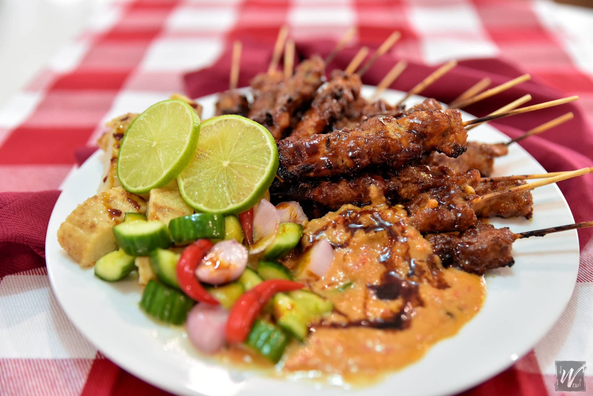Delicious Food 桌布 壁紙 — 一盤燒烤沙爹串，搭配小黃瓜番茄醬和花生醬，放在紅色格子桌布上。