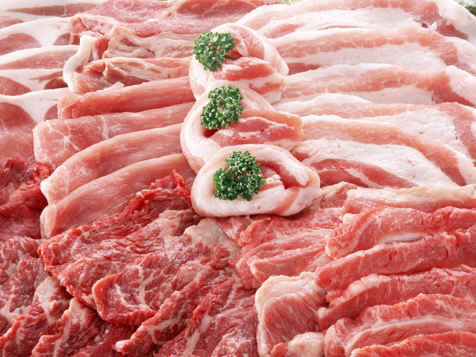 一盤肉，上面放了一片綠葉 壁紙