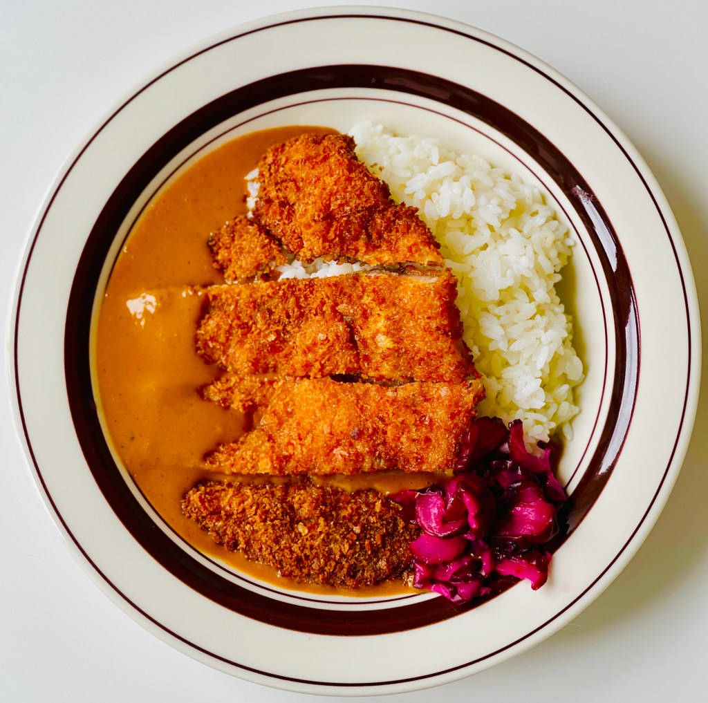 Food Photography 桌布 壁紙 — 一盤脆皮咖哩吉列豬排飯搭配紫高麗菜的俯視圖。