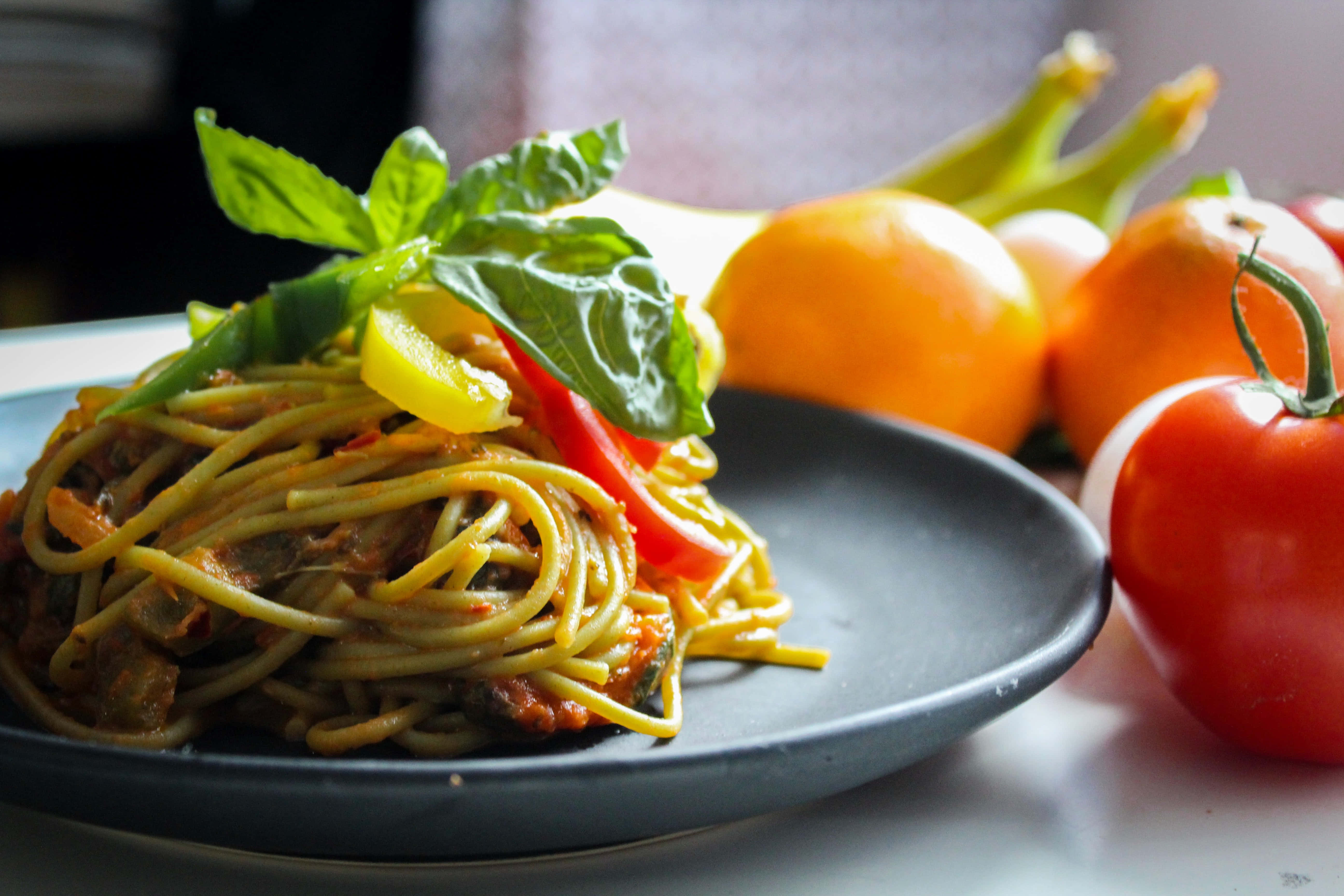 Dish 桌布 壁紙 — 一盤色彩繽紛的番茄醬義大利麵，配上新鮮羅勒和彩色甜椒。