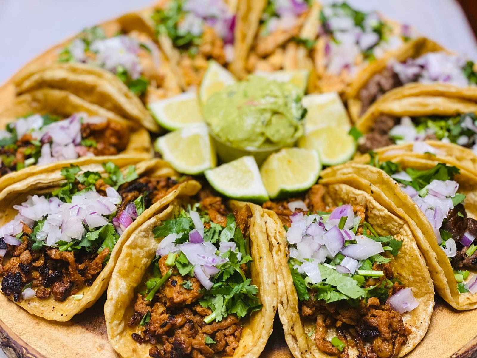 Mexican Food 桌布 壁紙 — 一盤色彩繽紛的脆皮墨西哥捲餅，內餡為調味肉，上面撒上新鮮香菜和洋蔥丁。