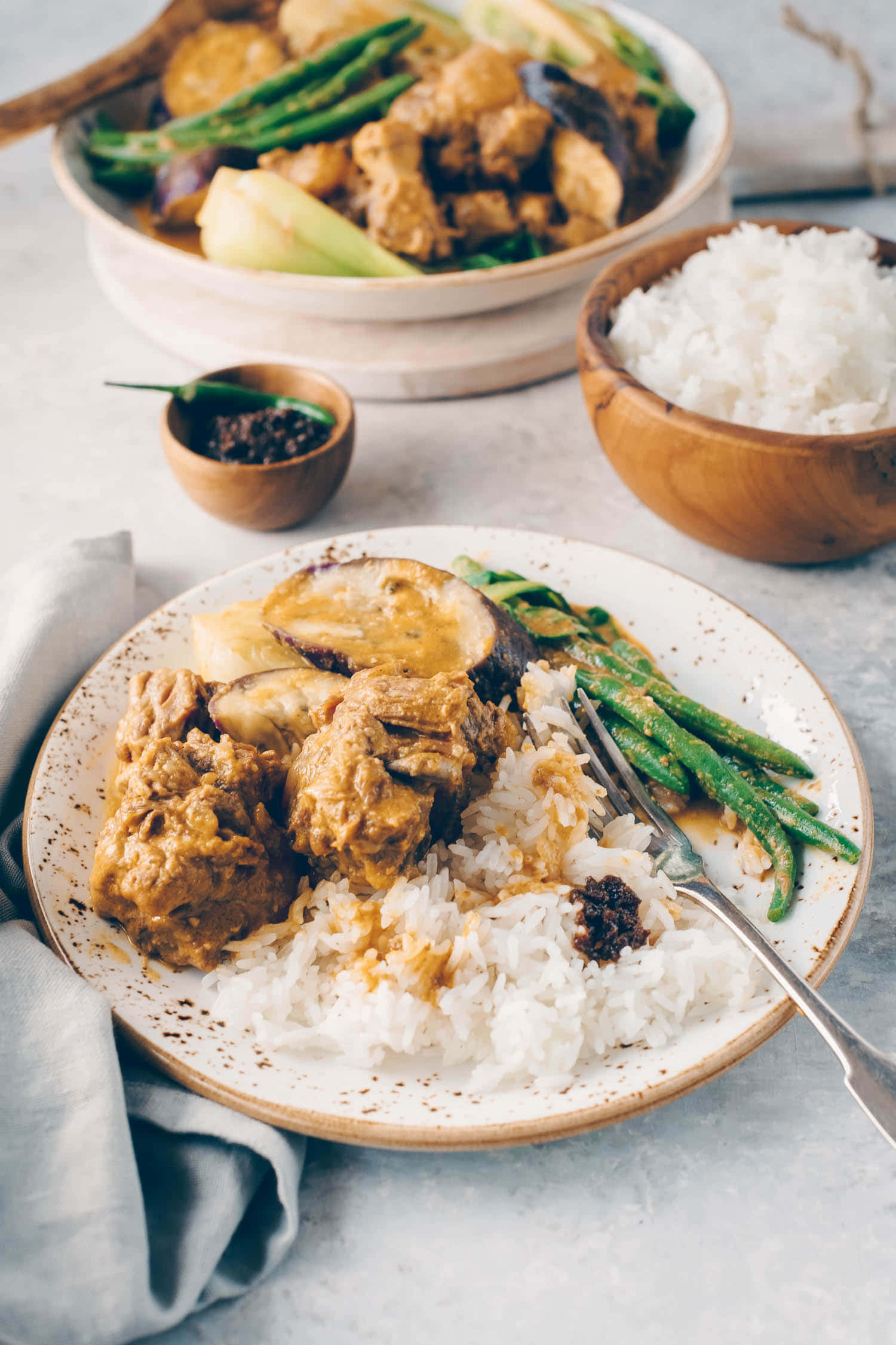 meat 桌布 壁紙 — 一盤鄉村風味的奶油咖哩，搭配茄子和青豆，放在白飯上，附上香料。