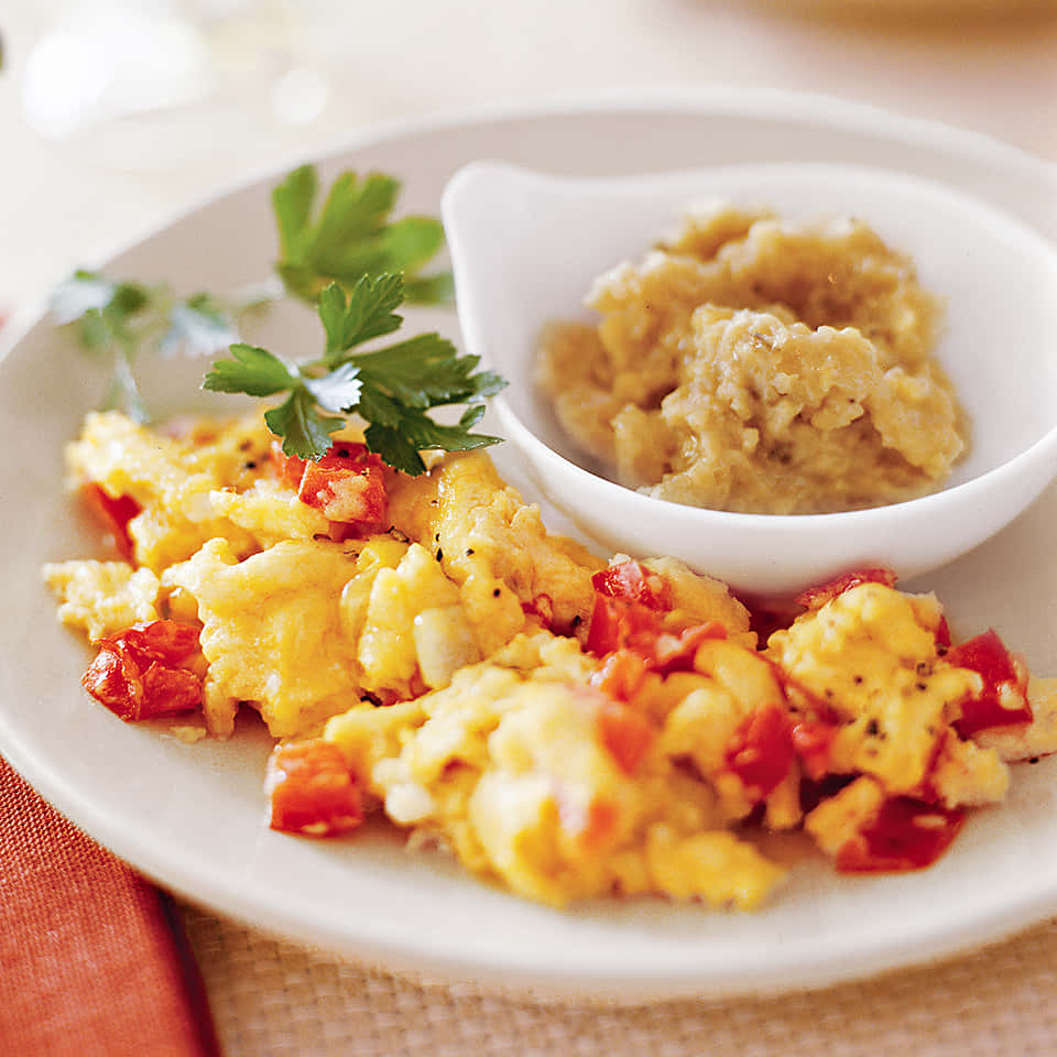 Scrambled Egg 桌布 壁紙 — 一盤鬆軟炒蛋搭配紅甜椒丁，佐以奶油馬鈴薯泥，並以新鮮巴西里點綴。