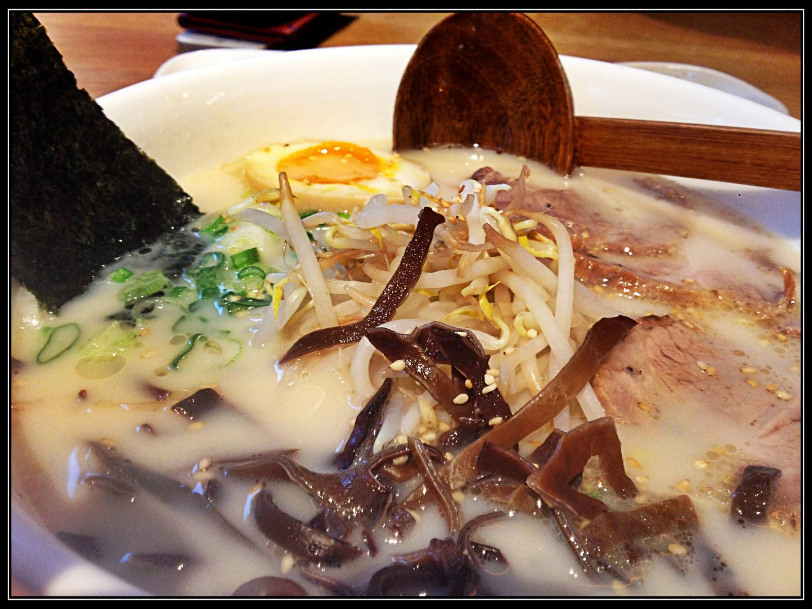 Delicious Food 桌布 壁紙 — 一碗冒煙的拉麵，上面放著半熟蛋、豆芽、海苔和豬肉片，配上濃郁湯底。