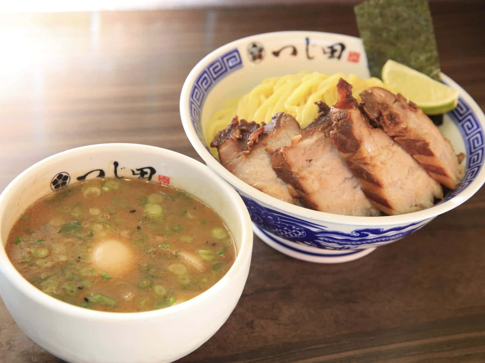 Noodles 桌布 壁紙 — 一碗冒煙的拉麵，上面有叉燒豬肉、萊姆和海苔，旁邊放著一碗味噌湯和半熟蛋。