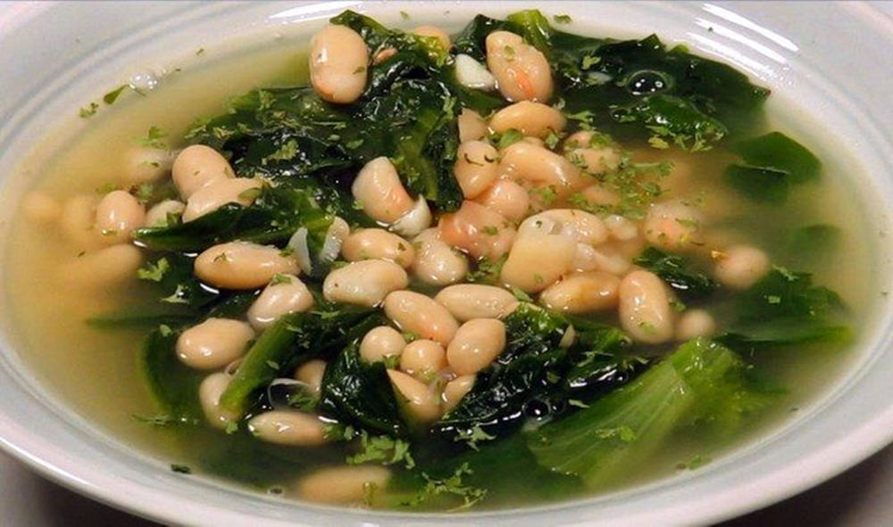 beans 桌布 壁紙 — 一碗冒煙的白豆綠葉湯，飾以新鮮香草。