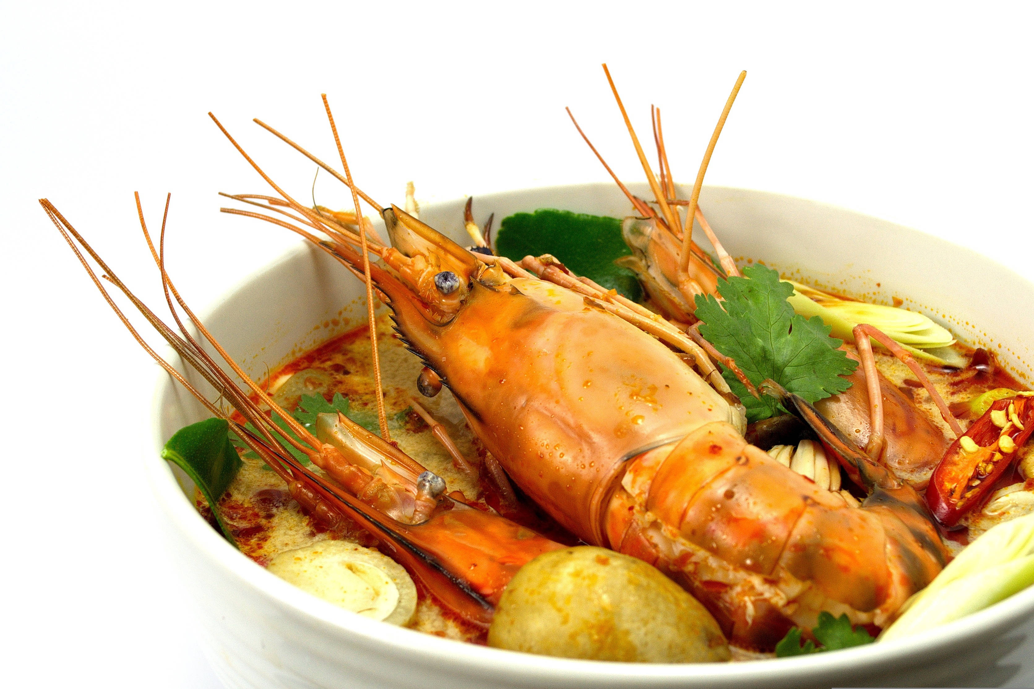 Food Photography 桌布 壁紙 — 一碗冒煙的辛辣泰式咖哩，配上大蝦，並以新鮮香草和辣椒點綴。