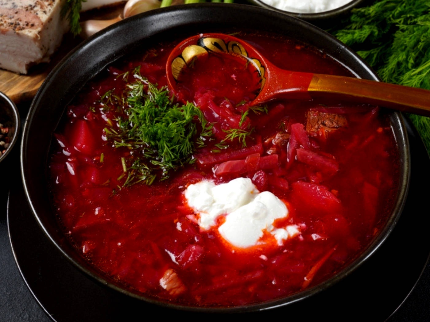 beetroot 桌布 壁紙 — 一碗冒著熱氣的鮮紅色羅宋湯，上面放有酸奶油和新鮮蒔蘿裝飾。