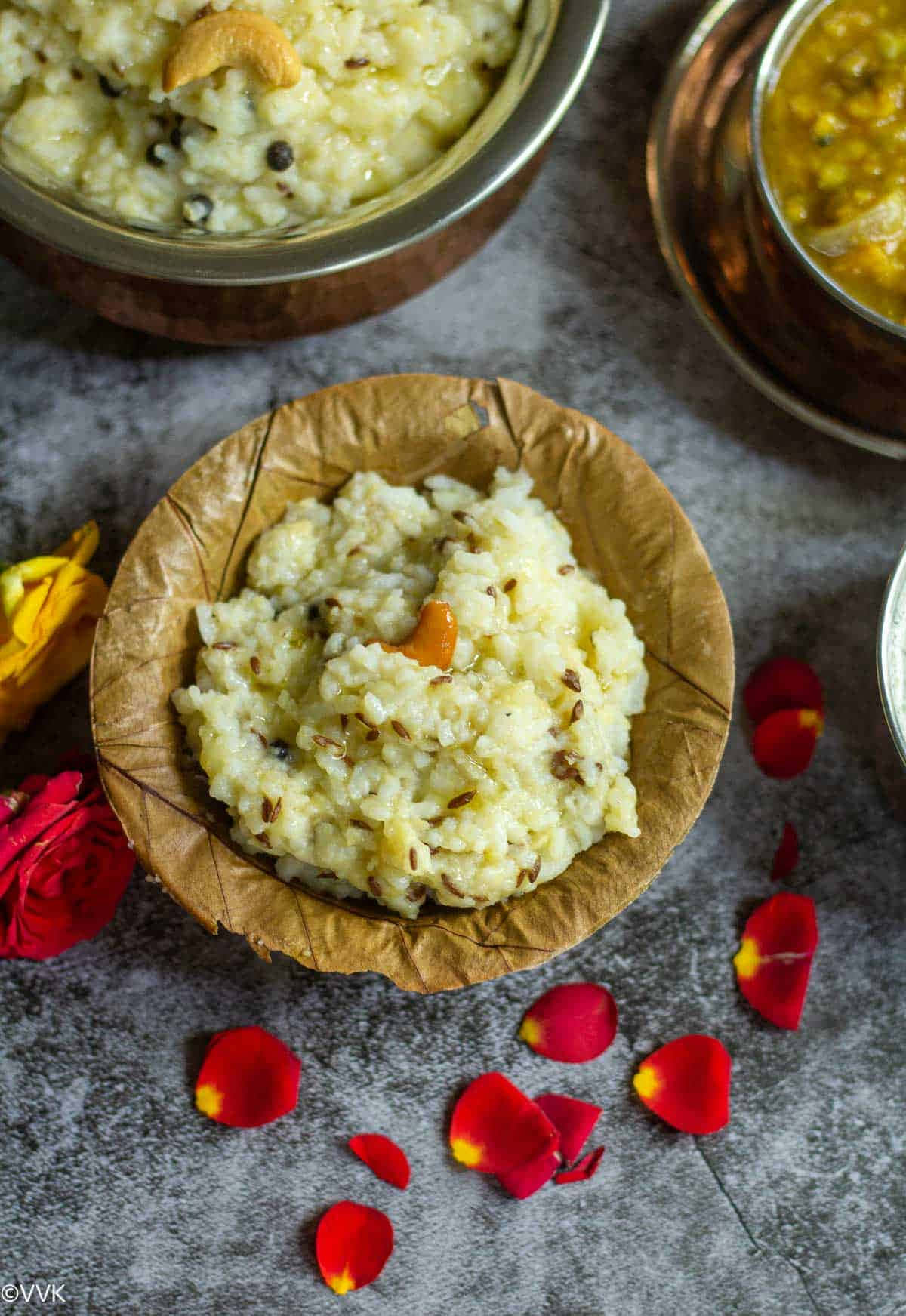 Pongal 桌布 壁紙 — 一碗奶油狀的印度米布丁（kheer），上面放有腰果和孜然籽，放在蓮葉上，周圍散落著紅玫瑰花瓣。