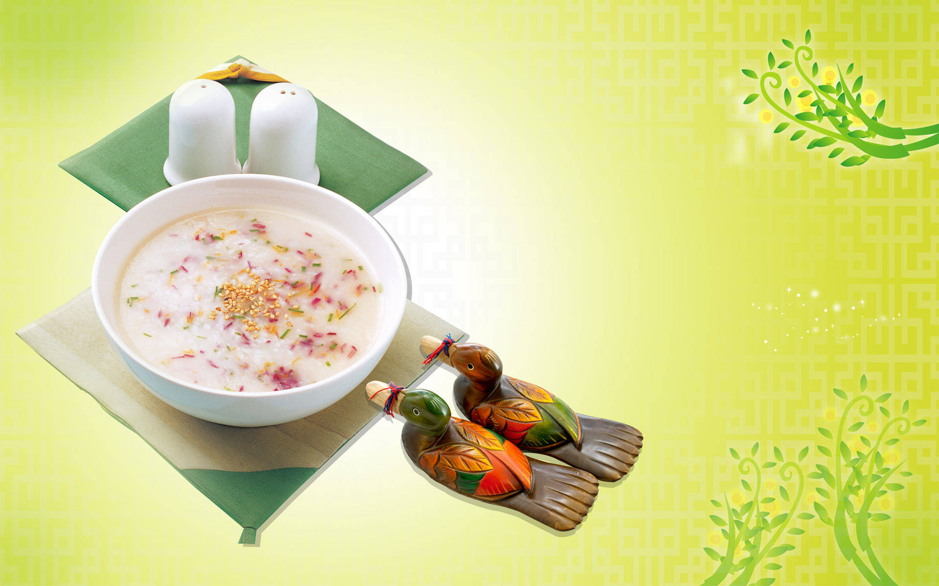 bowl 桌布 壁紙 — 一碗奶油狀的花卉米粥，飾以芝麻和花瓣，旁邊放著色彩繽紛的木鴨公仔，背景是綠色圖案。
