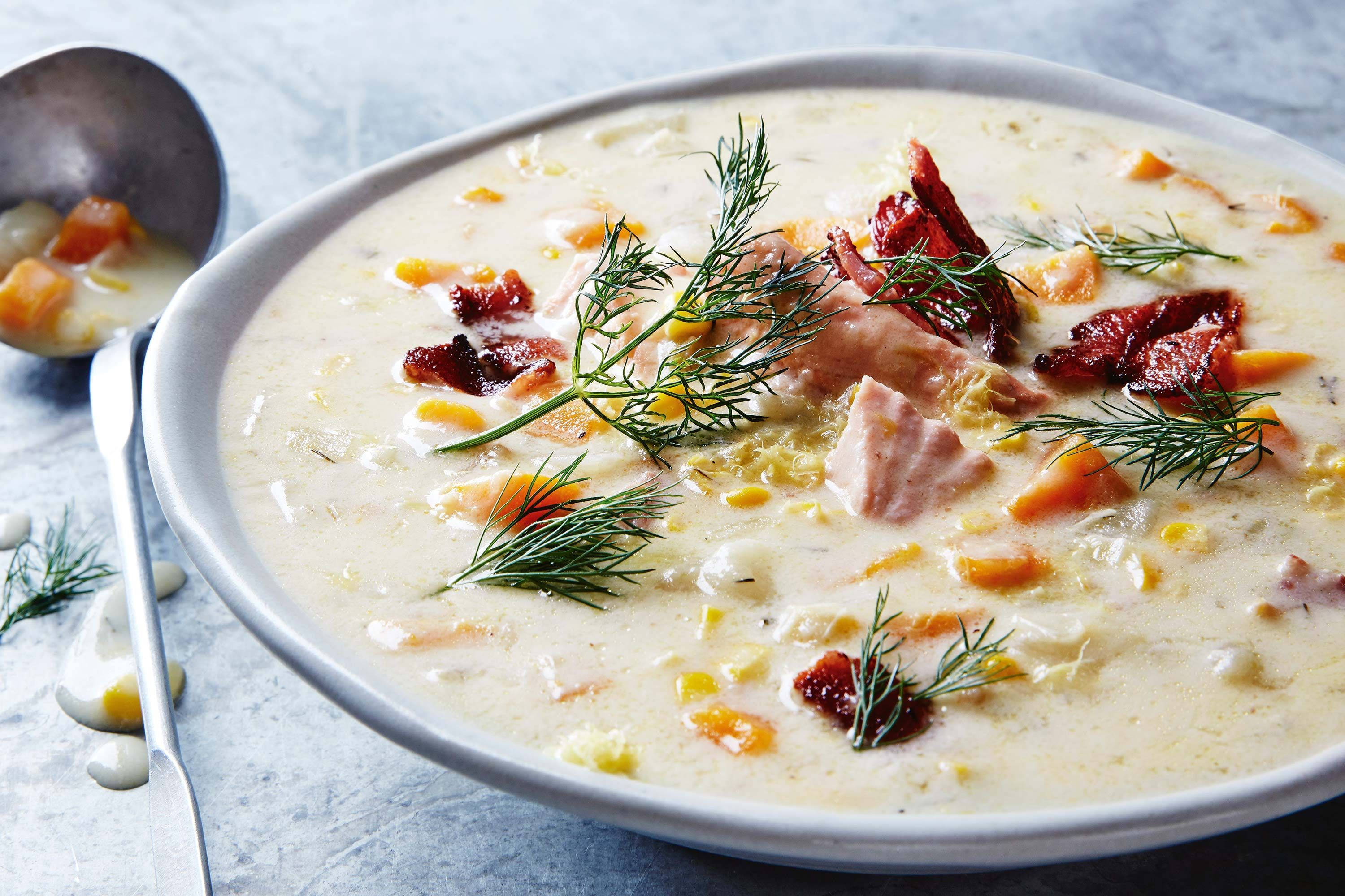 Chowder 桌布 壁紙 — 一碗奶油玉米濃湯，上面放有脆培根和新鮮蒔蘿，放在有紋理的灰色表面上。