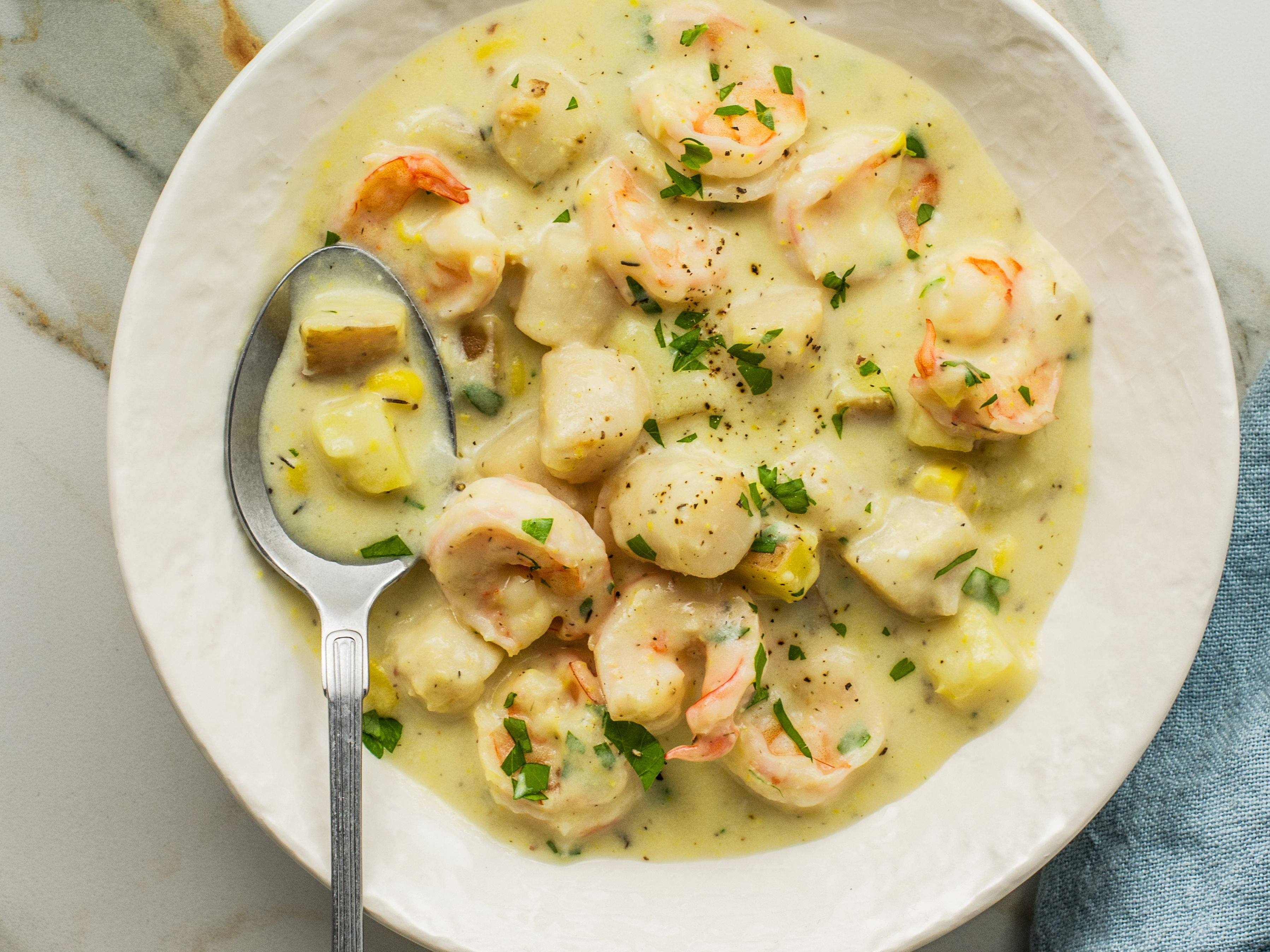 Chowder 桌布 壁紙 — 一碗奶油蝦仁和義大利麵疙瘩，配上濃郁醬汁，飾以歐芹和黑胡椒。