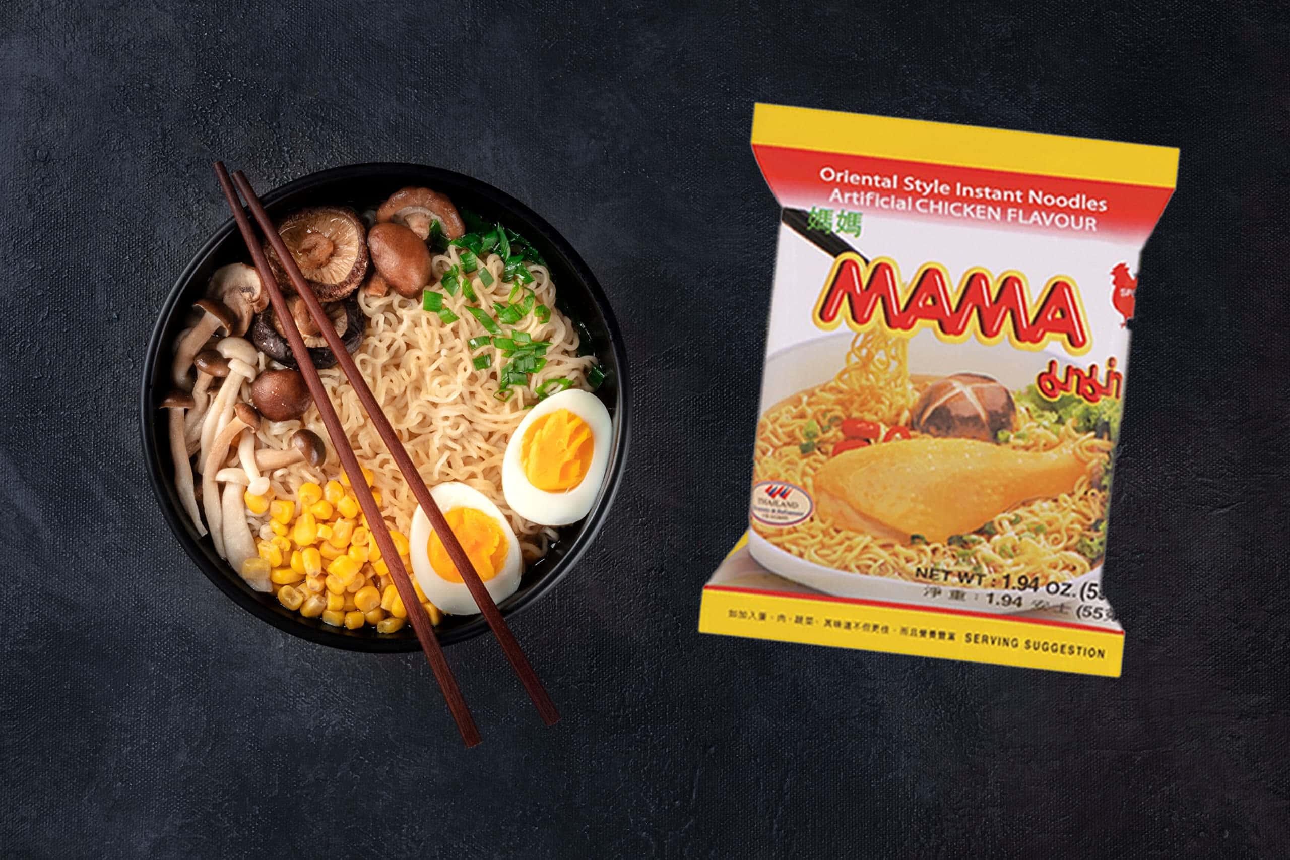 Food Photography 桌布 壁紙 — 一碗已煮好的Mama即食麵，配有蘑菇、玉米和溏心蛋，旁邊放著原裝包裝，置於深色紋理表面上。