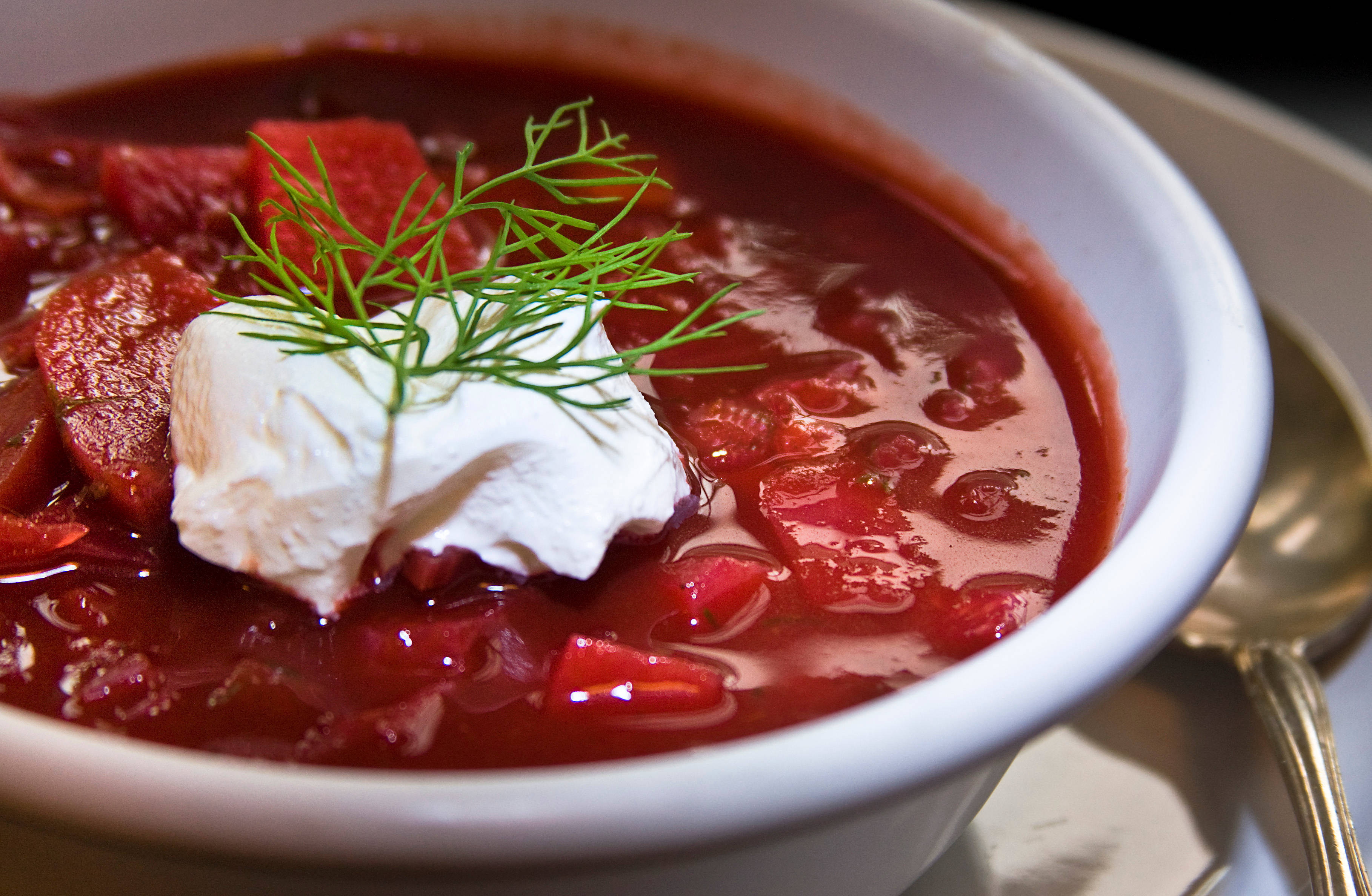 beetroot 桌布 壁紙 — 一碗濃郁的紅菜湯，盛在白色碗中，上面加了一勺酸奶油和新鮮蒔蘿。