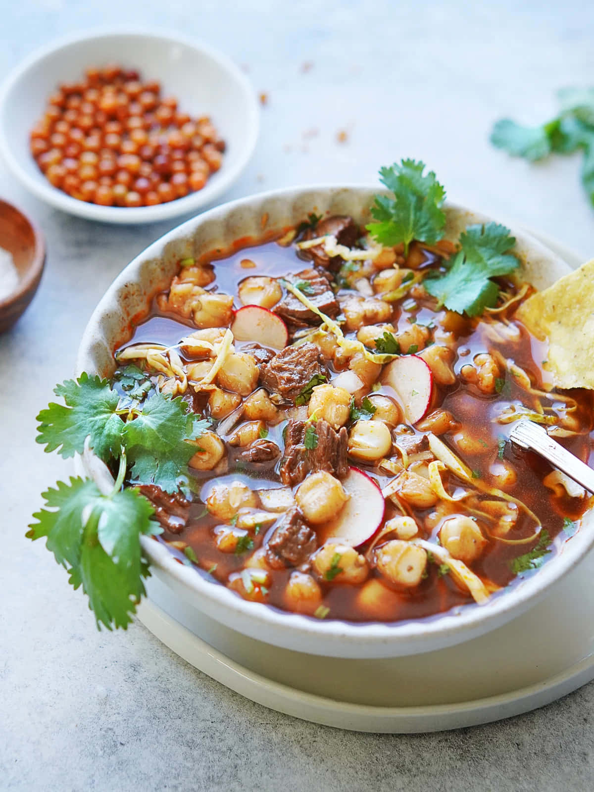 Mexican 桌布 壁紙 — 一碗熱騰騰、香料豐富的pozole，配上新鮮香菜、蘿蔔和玉米片。
