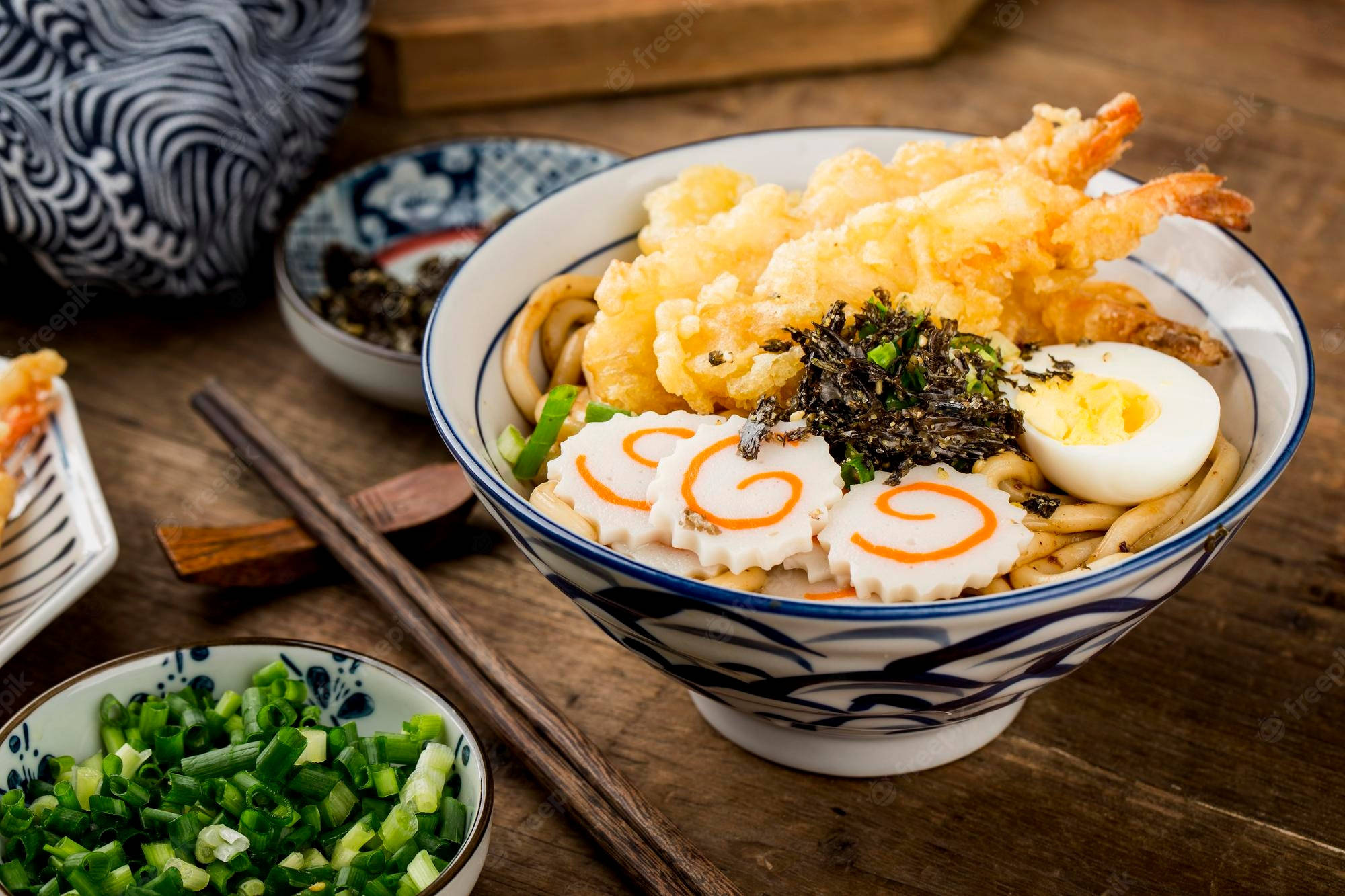 shrimp 桌布 壁紙 — 一碗熱騰騰的天婦羅烏冬，上面放著蝦蛋和海藻，放在質樸的木桌上。