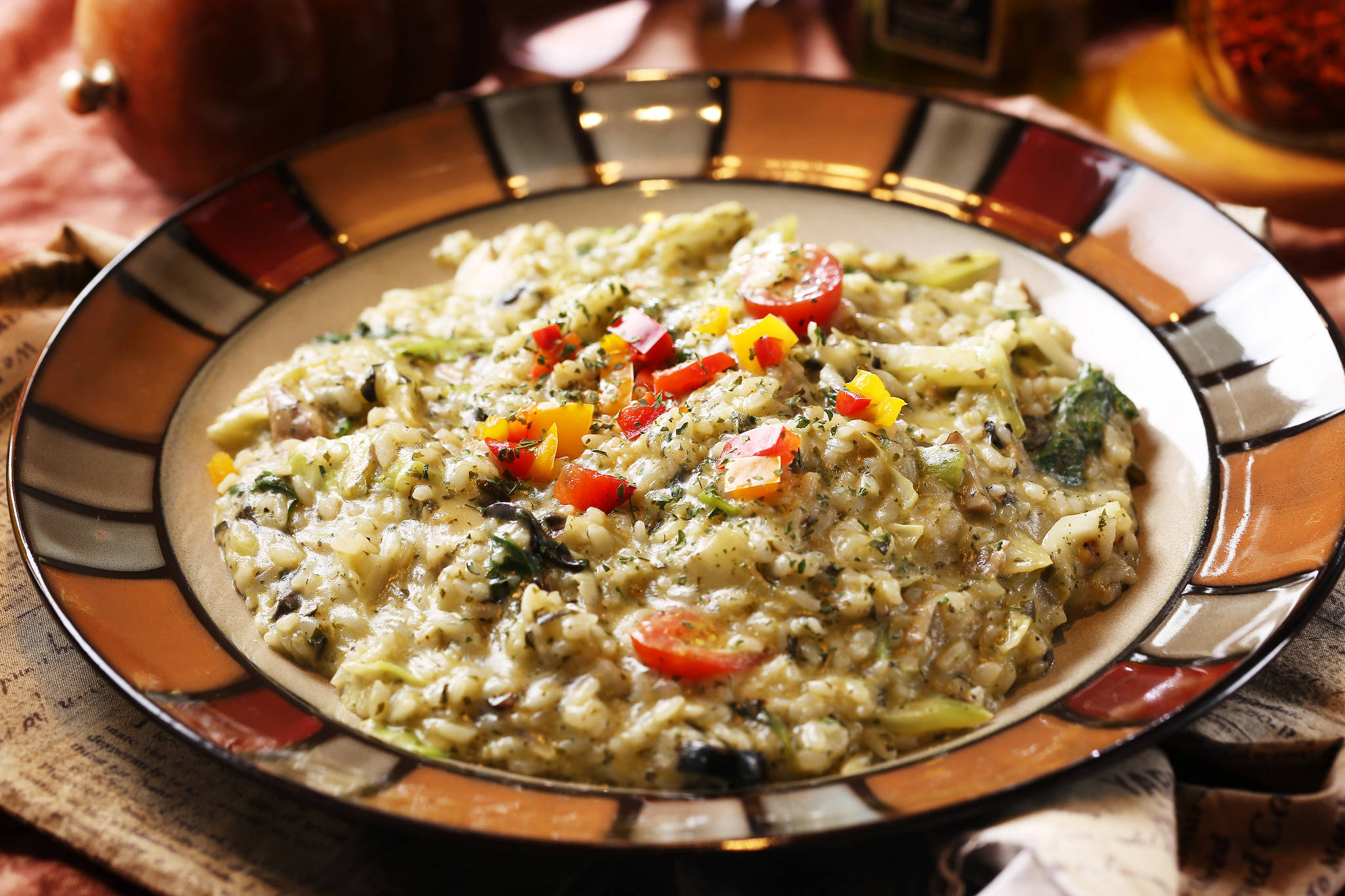 Healthy Food 桌布 壁紙 — 一碗熱騰騰的奶油蔬菜燉飯，上面鋪滿色彩繽紛的甜椒和櫻桃番茄。