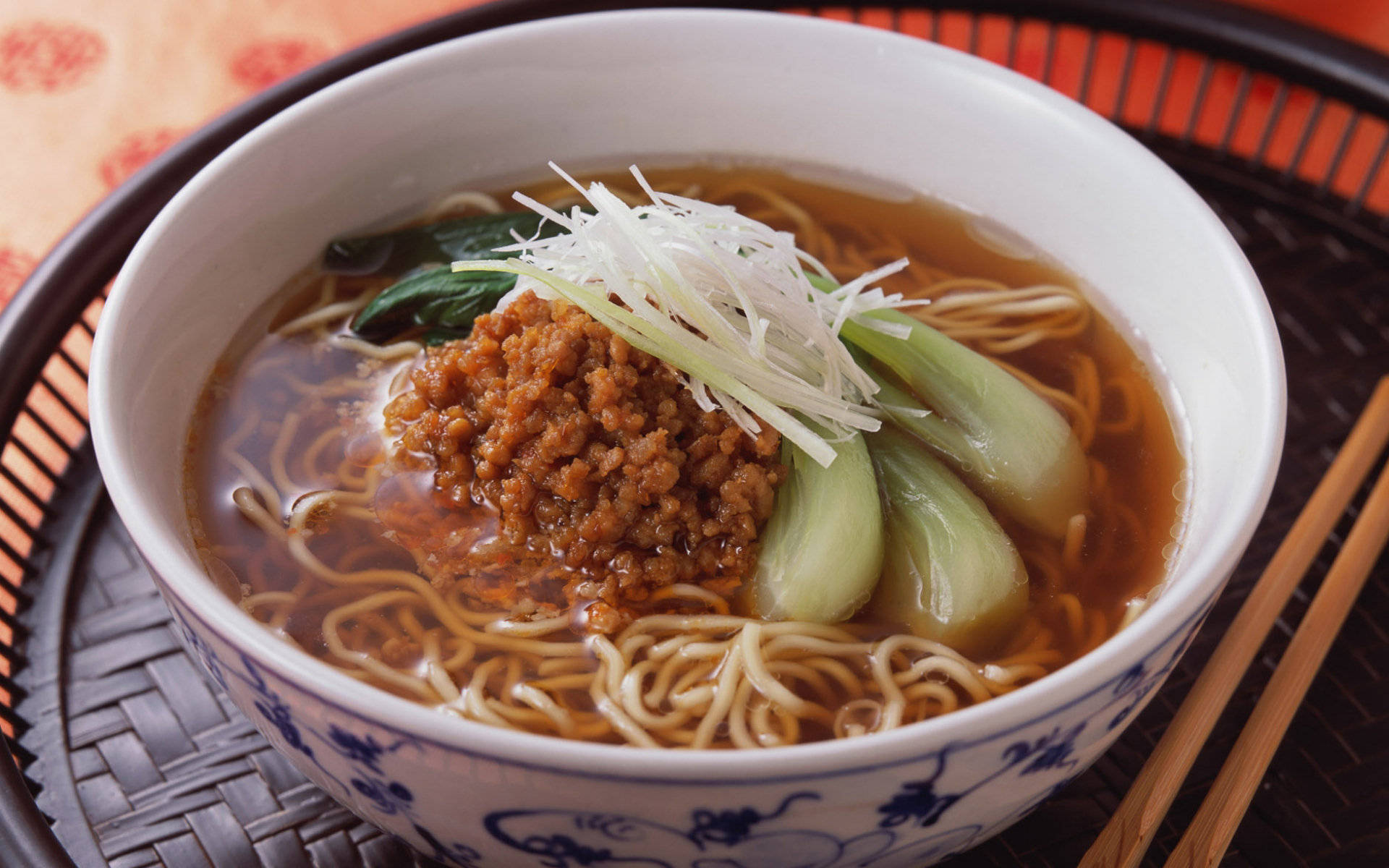 4K 食物 桌布 壁紙 — 一碗熱騰騰的濃郁棕色麵湯，上面放有肉碎、小白菜和刨絲白蘿蔔。