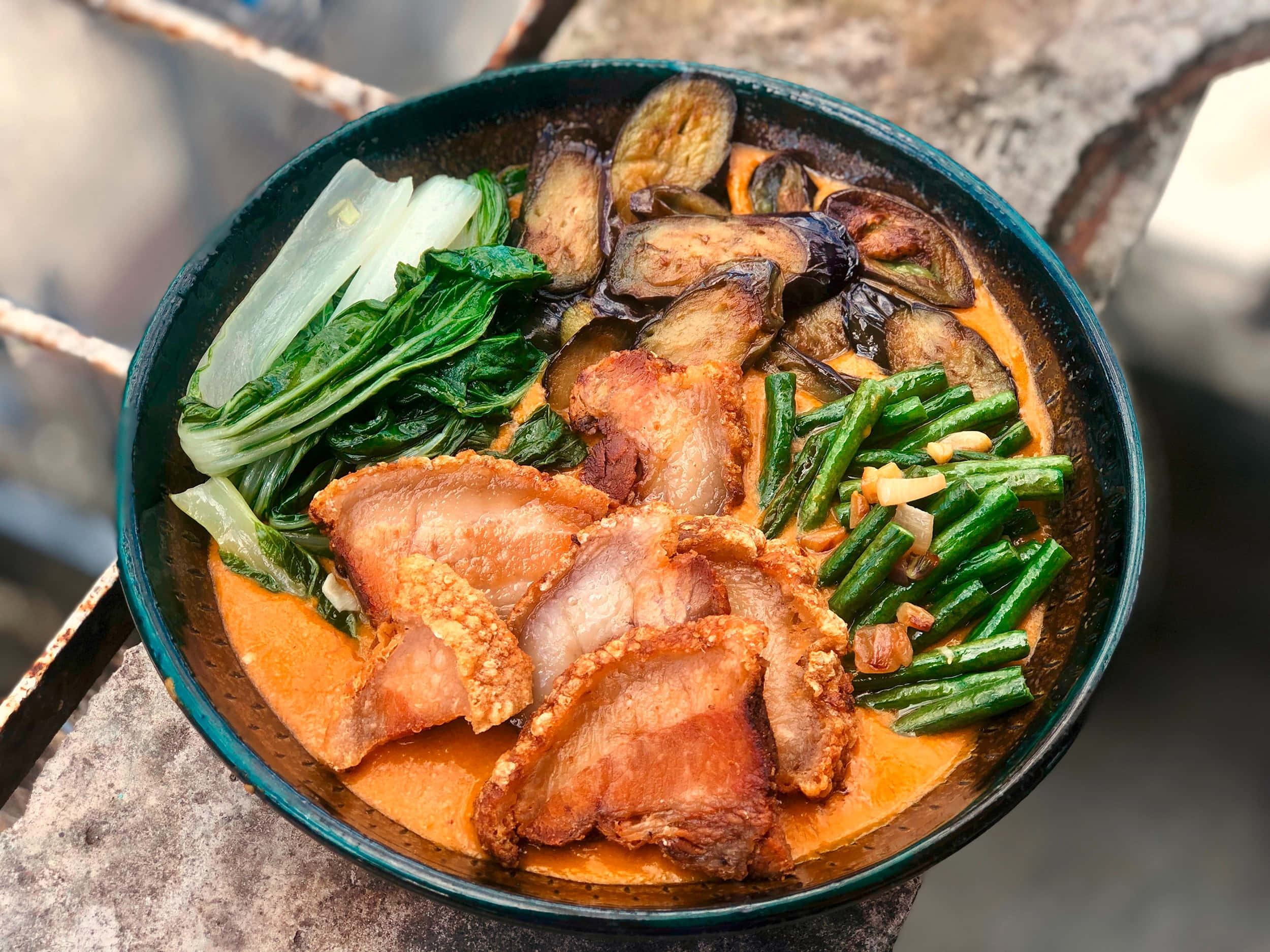 Vegetables 桌布 壁紙 — 一碗熱騰騰的濃郁橙色咖哩，配上香脆豬五花、烤茄子和鮮綠色蔬菜。