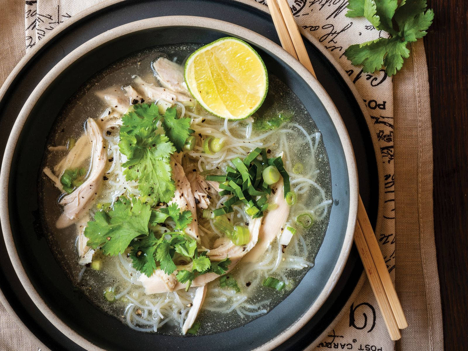 一碗熱騰騰的雞肉麵湯，配青檸、香菜和蔥花。 — 食物動圖 壁紙