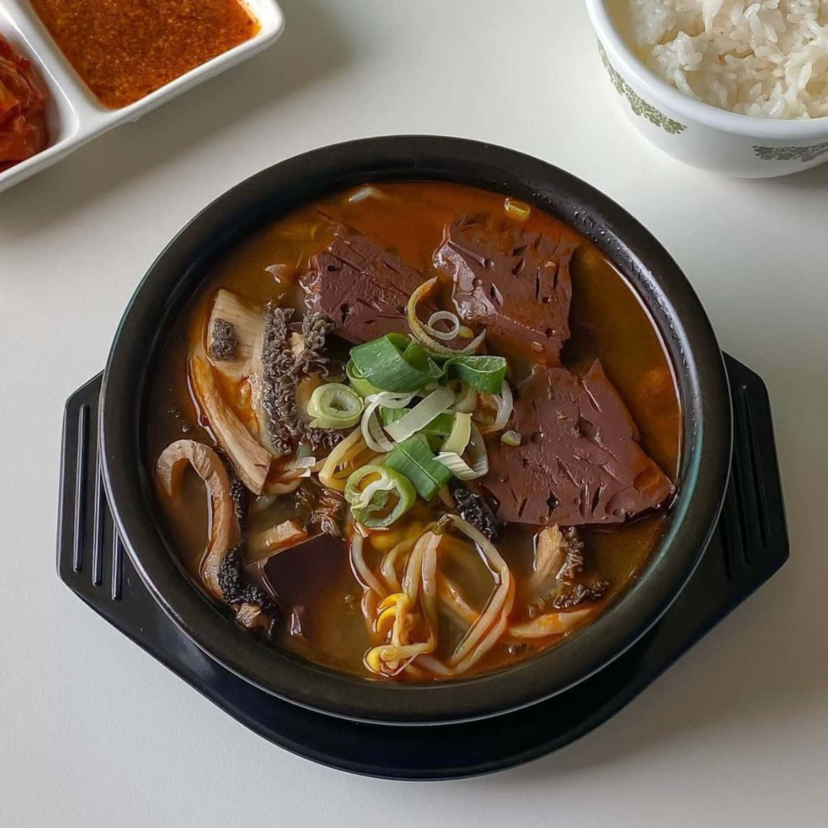 Minimalist Food 桌布 壁紙 — 一碗熱騰騰的韓國牛肉湯，加入血豆腐和豆芽，以青蔥點綴。