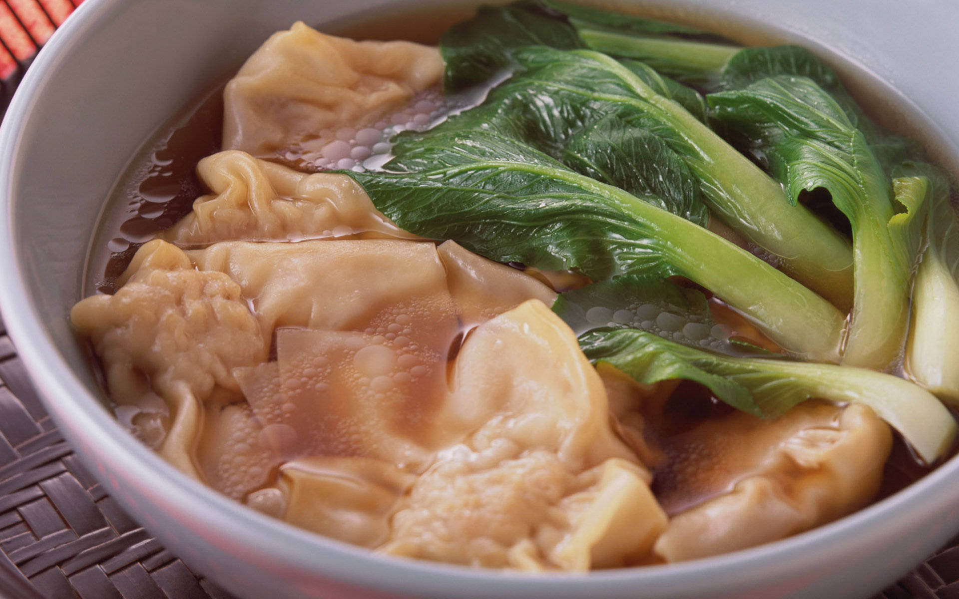 4K 食物 桌布 壁紙 — 一碗熱騰騰的餛飩湯，配上嫩滑的餛飩和新鮮的青江菜，湯底濃郁。