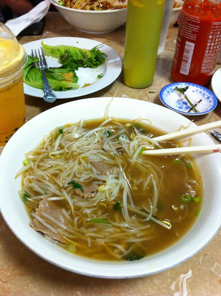 越南 桌布 壁紙 — 一碗熱騰騰的麵條湯，配上豆芽和肉，並以青蔥點綴，準備好享用。