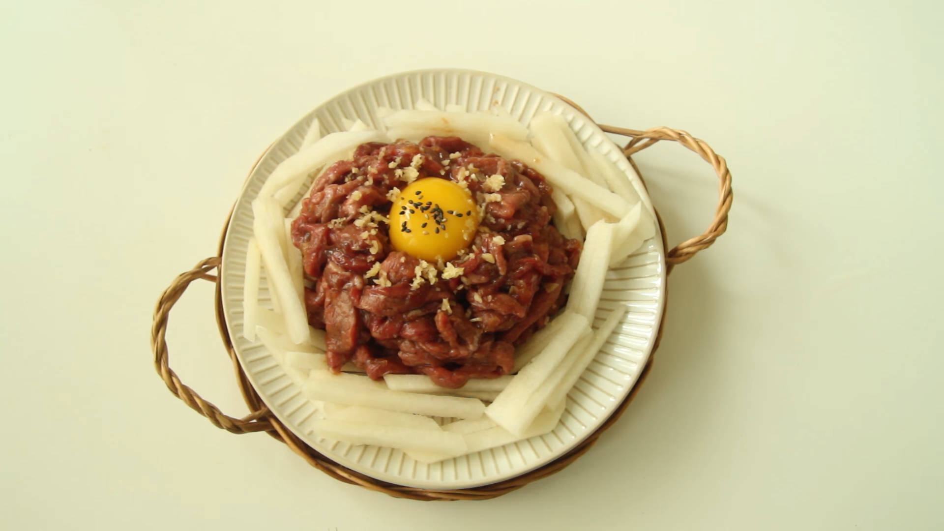 meat 桌布 壁紙 — 一碗生牛肉他他，上面放著生蛋黃，並以黑胡椒和蒜末裝飾。
