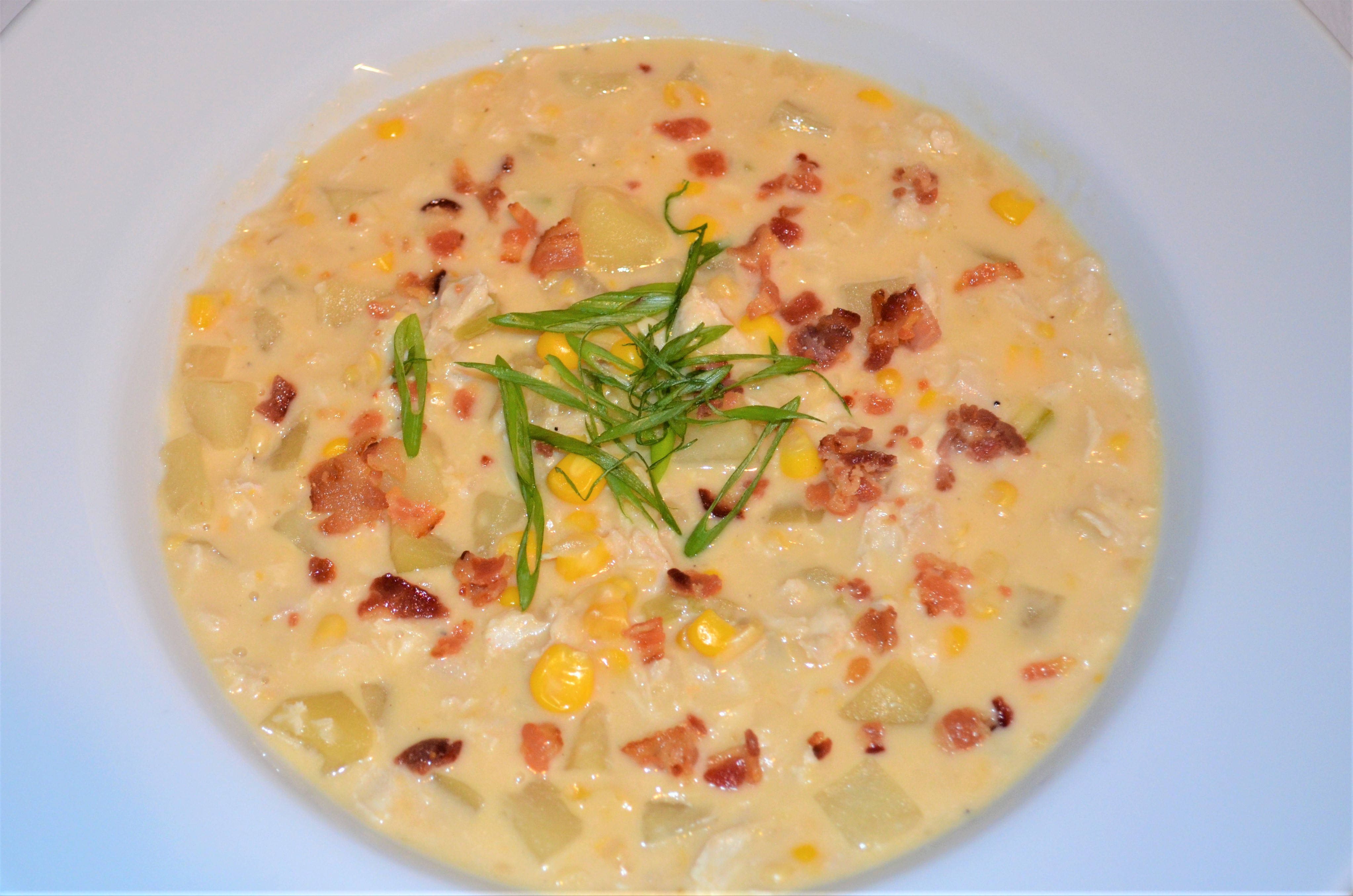 Chowder 桌布 壁紙 — 一碗白色碗中的奶油玉米濃湯，上面放有脆培根和新鮮青蔥。